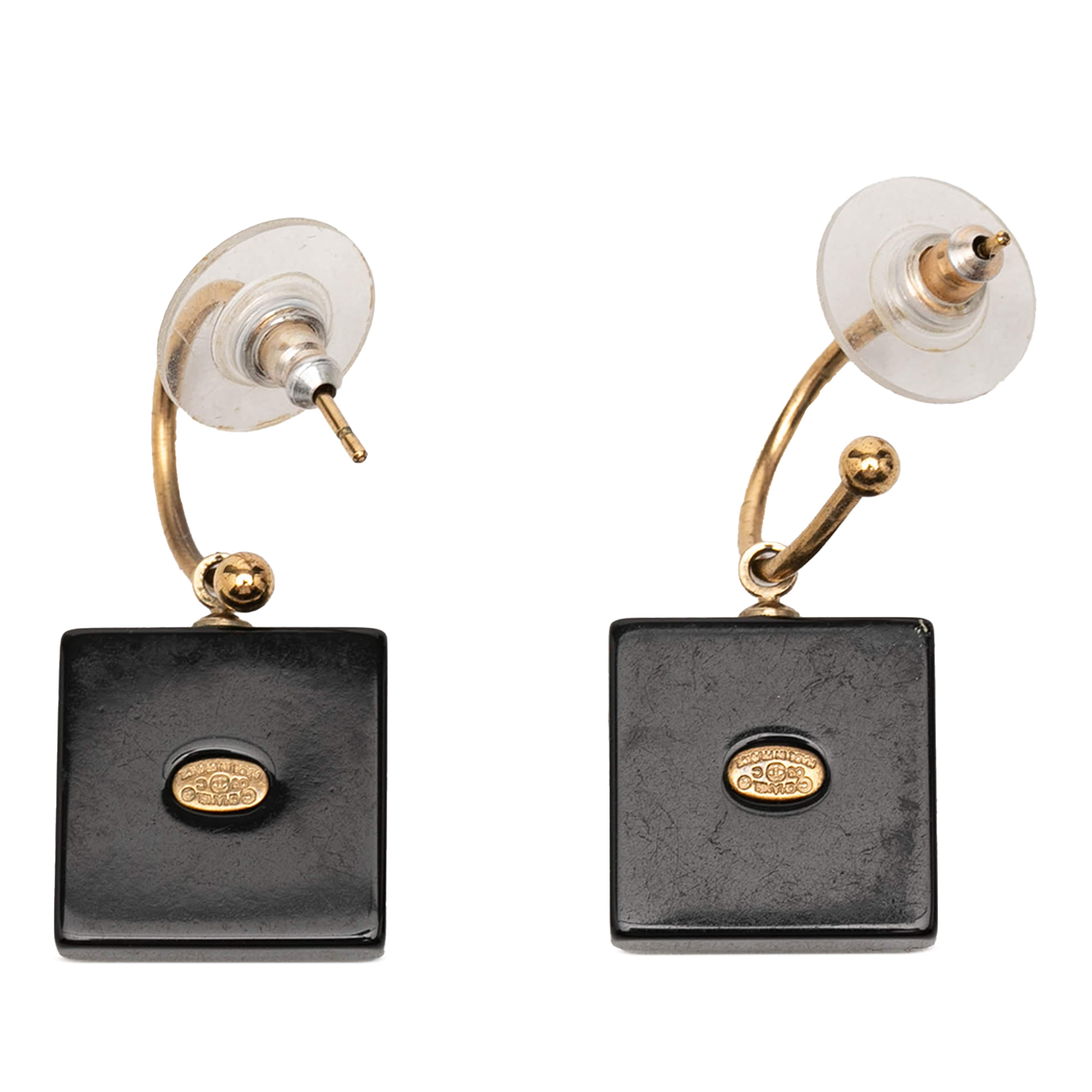 Chanel Cc Gold Plated Resin And Faux Pearl Dice Drop Push Back Earrings, från Luxclusif, i färgen svart. Klicka för att öppna bilden i stort format