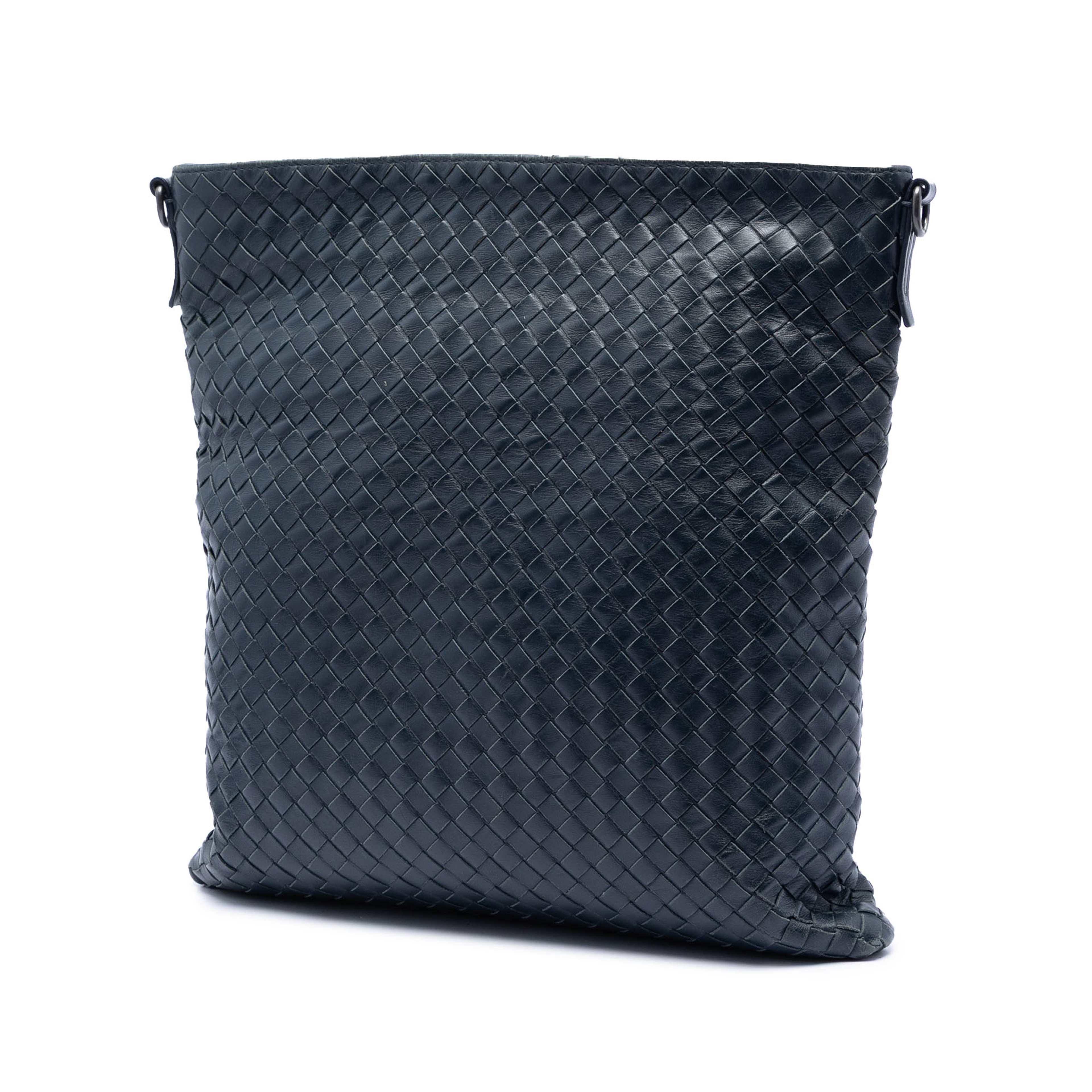 Bottega Veneta Nappa Intrecciato Vn Crossbody, från Luxclusif, i färgen navy. Klicka för att öppna bilden i stort format