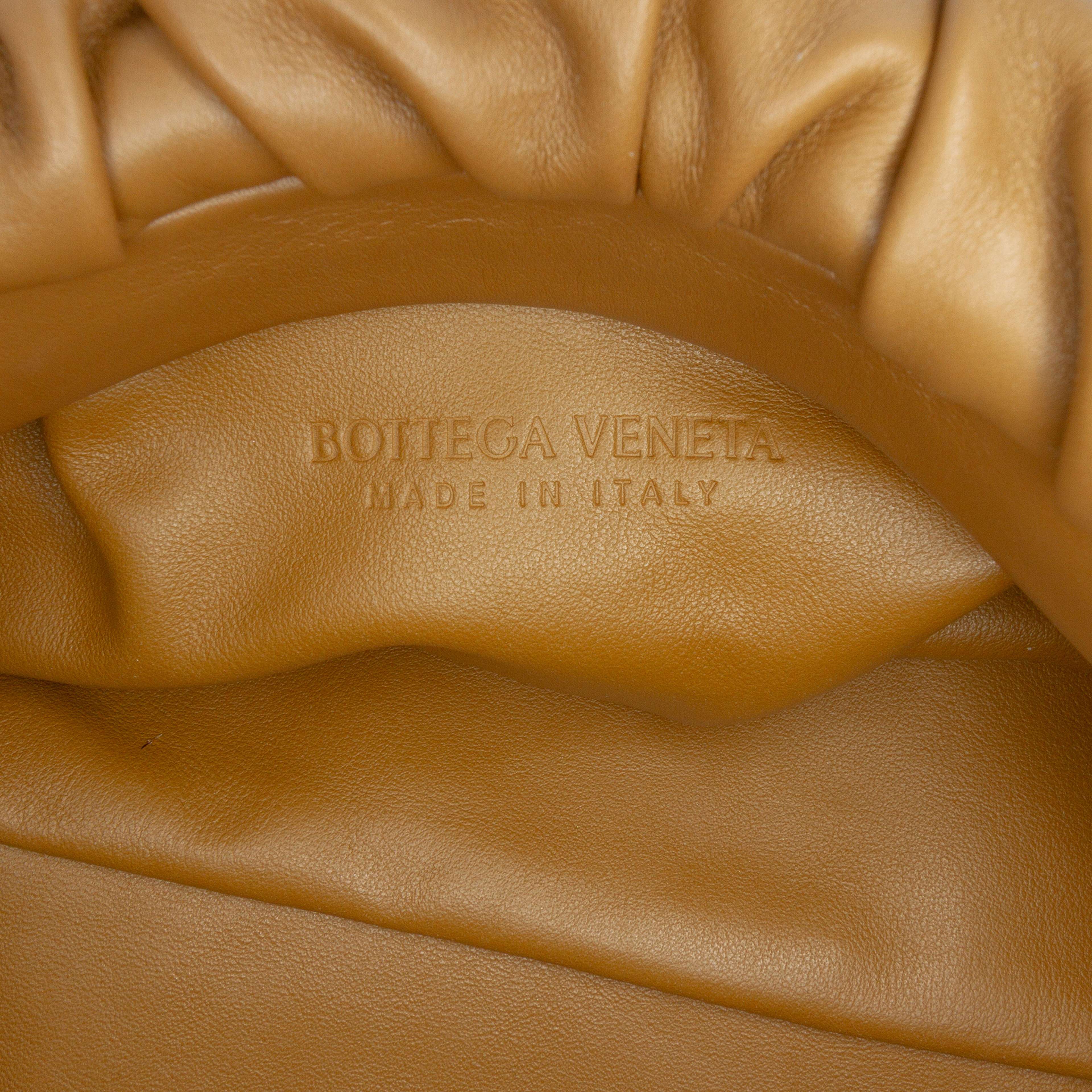 Bottega Veneta Lambskin Chain Pouch, från Luxclusif, i färgen brown. Klicka för att öppna bilden i stort format