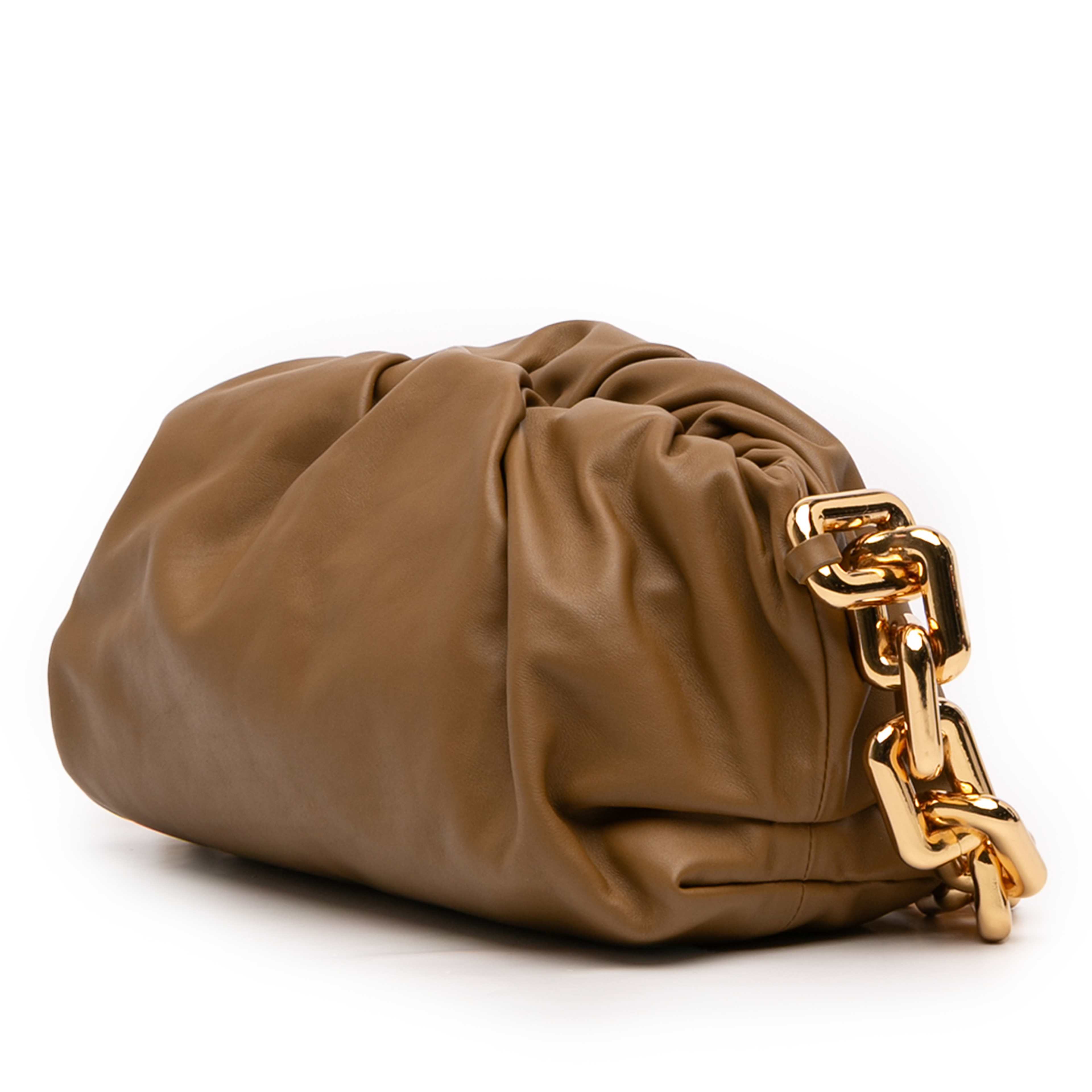 Bottega Veneta Lambskin Chain Pouch, från Luxclusif, i färgen brown. Klicka för att öppna bilden i stort format