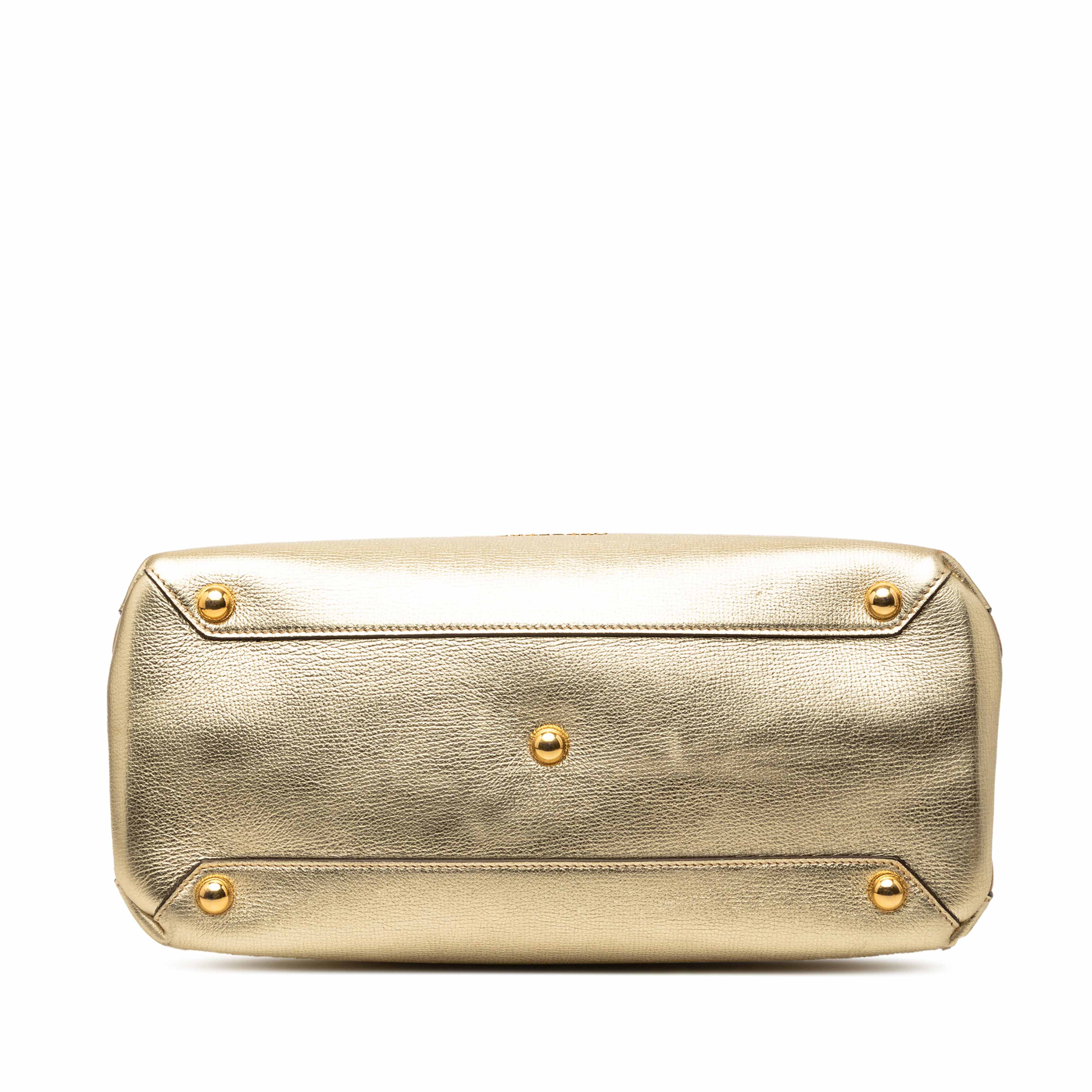 Burberry Medium Metallic Leather And House Check Banner Satchel, från Luxclusif, i färgen gold. Klicka för att öppna bilden i stort format