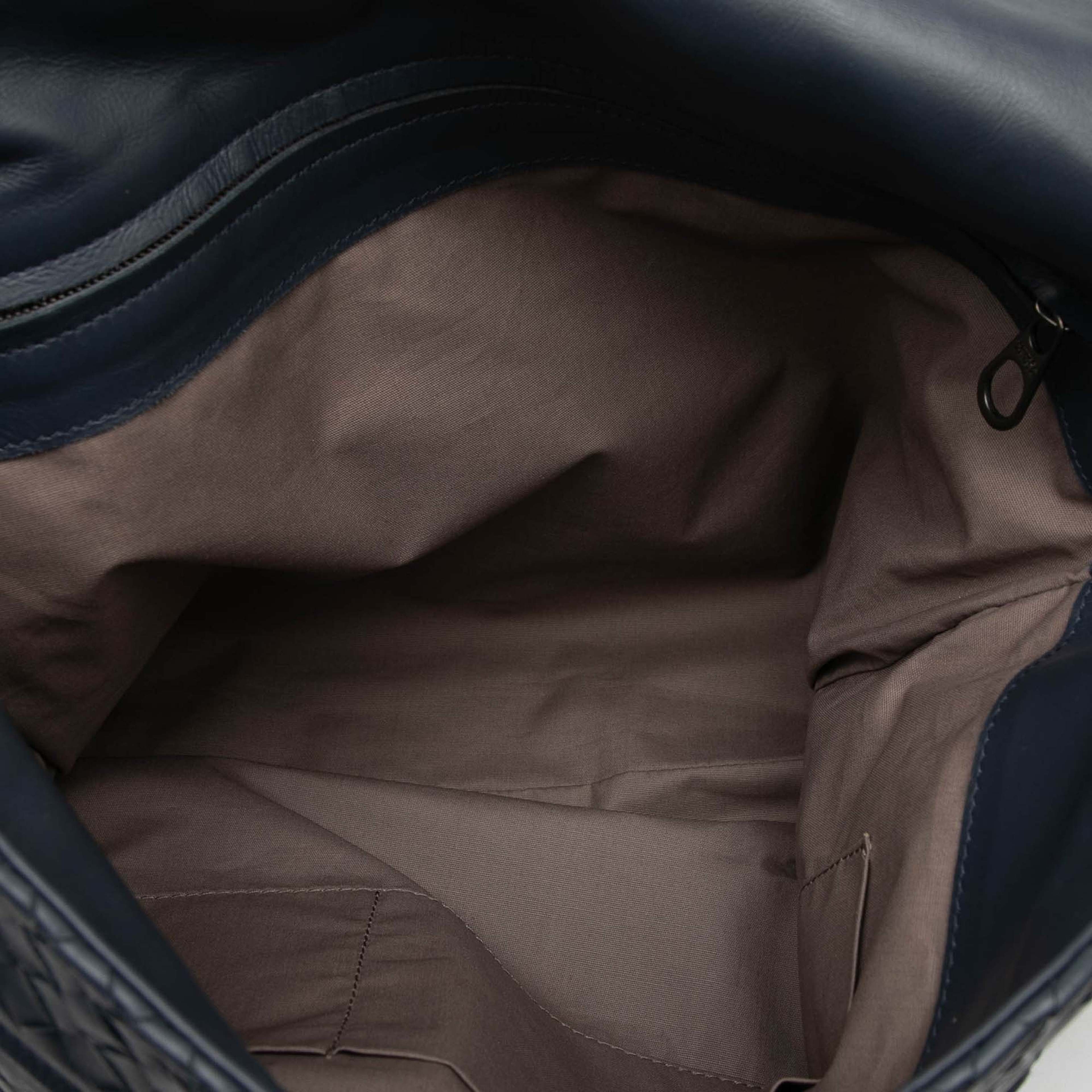 Bottega Veneta Nappa Intrecciato Flap Crossbody, från Luxclusif, i färgen black. Klicka för att öppna bilden i stort format