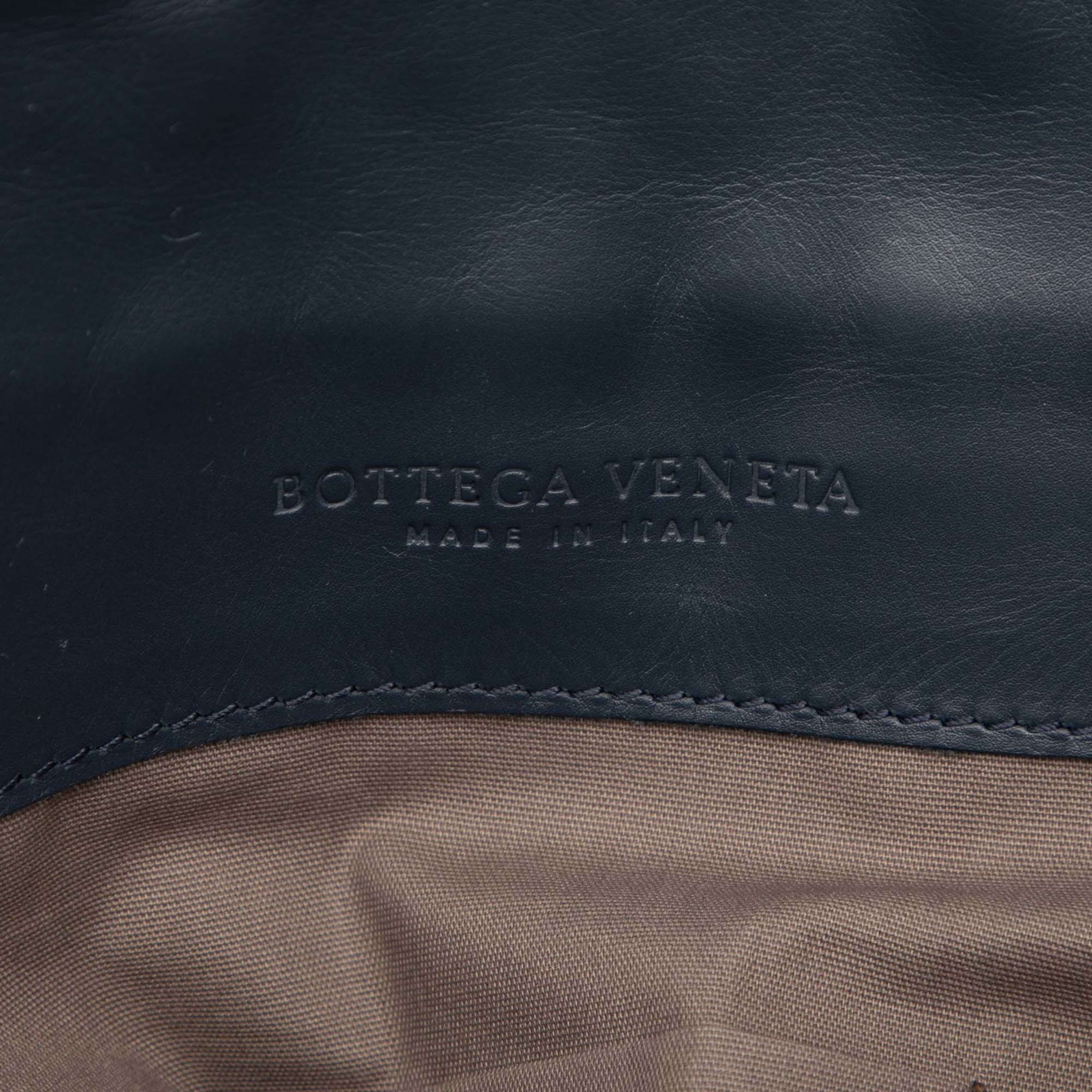 Bottega Veneta Nappa Intrecciato Flap Crossbody, från Luxclusif, i färgen black. Klicka för att öppna bilden i stort format