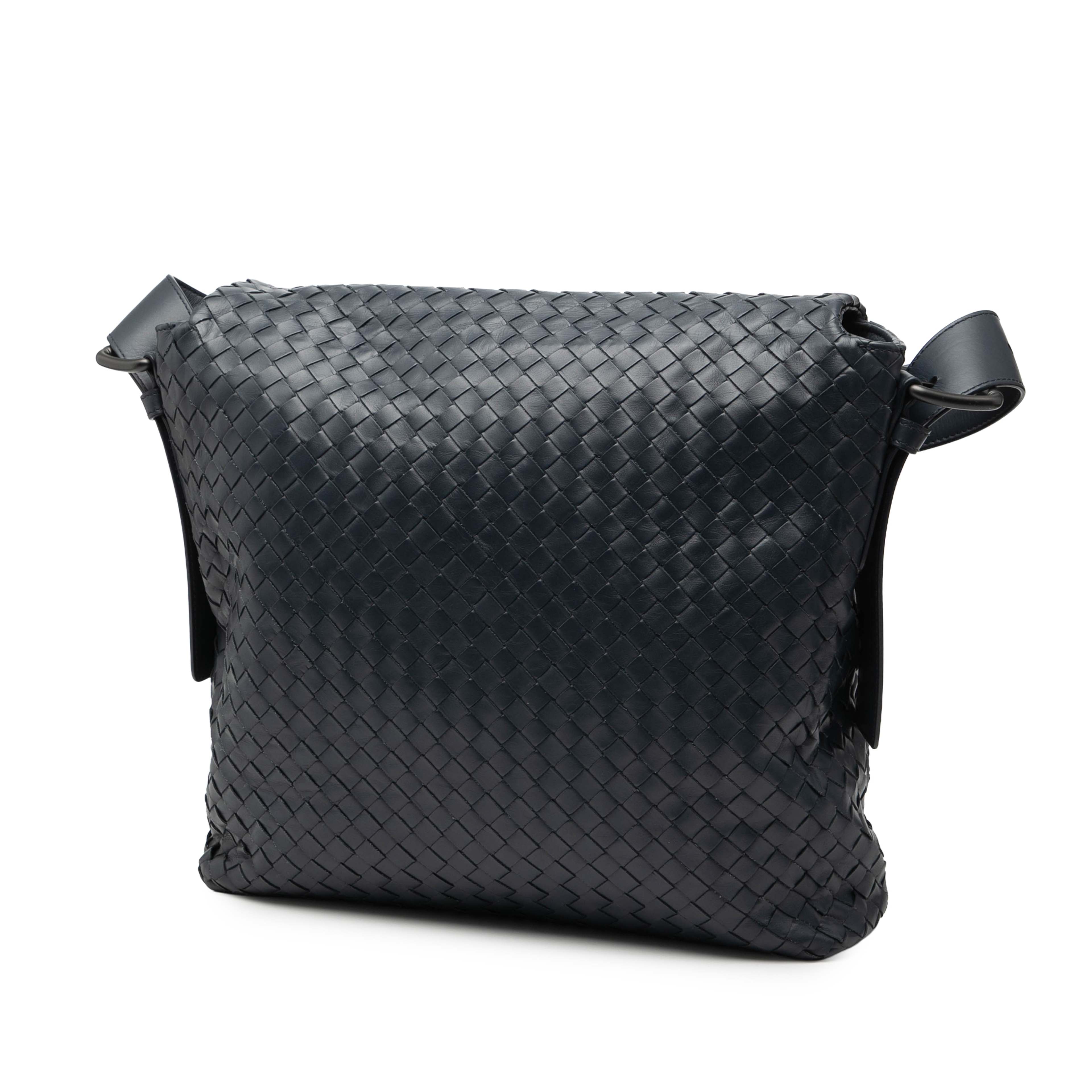 Bottega Veneta Nappa Intrecciato Flap Crossbody, från Luxclusif, i färgen black. Klicka för att öppna bilden i stort format