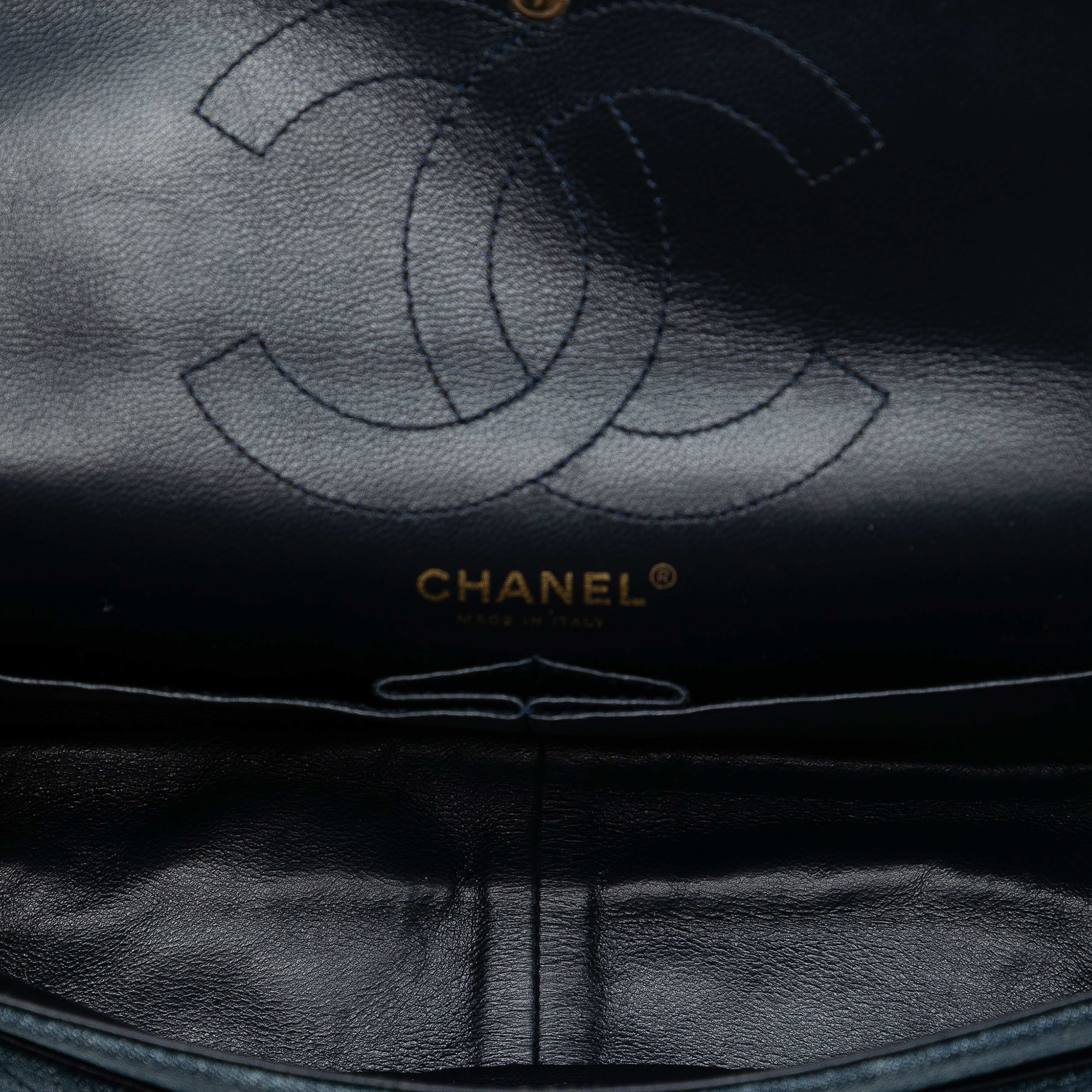 Chanel Quilted Denim Reissue 2.55 Double Flap 226, från Luxclusif, i färgen denim. Klicka för att öppna bilden i stort format