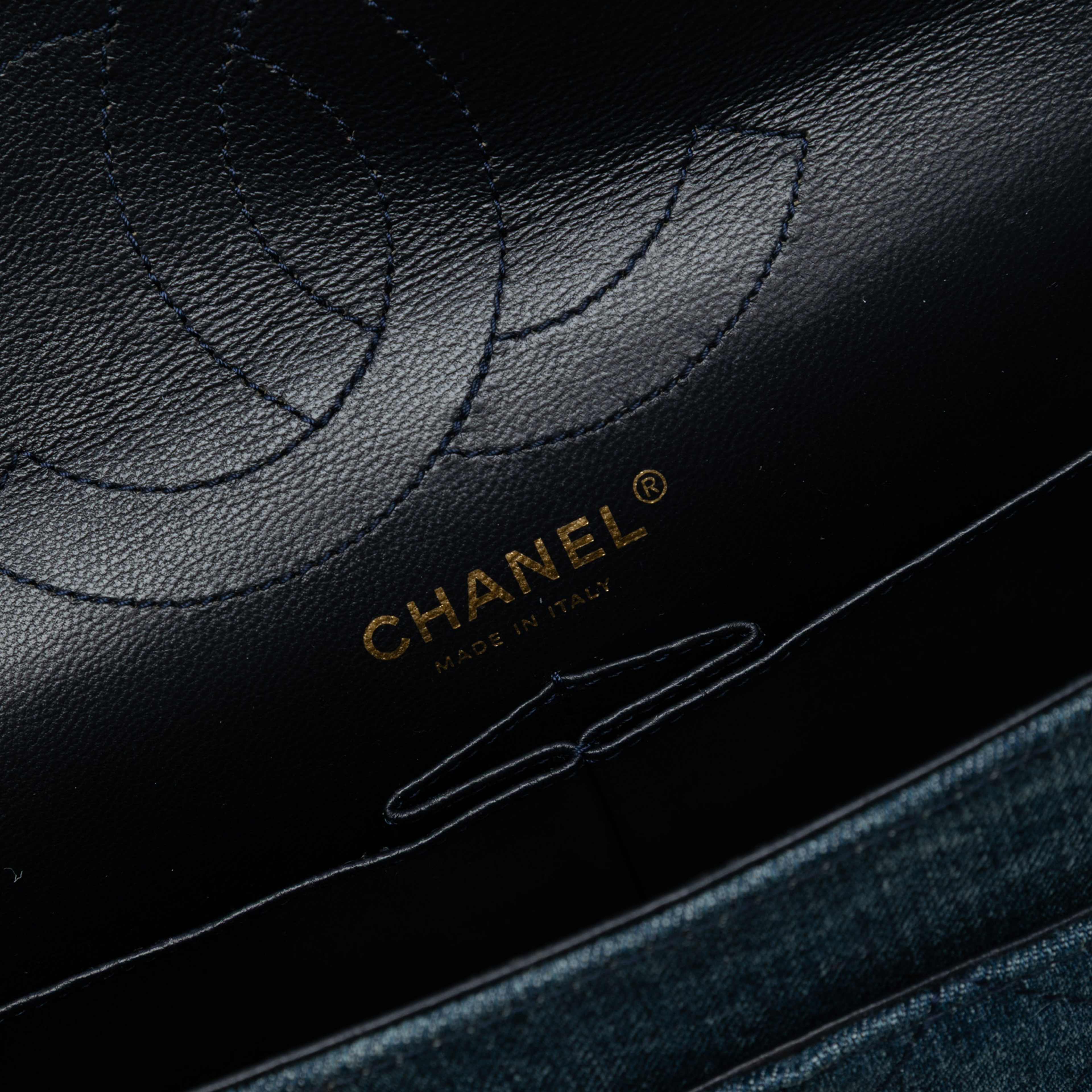 Chanel Quilted Denim Reissue 2.55 Double Flap 226, från Luxclusif, i färgen denim. Klicka för att öppna bilden i stort format