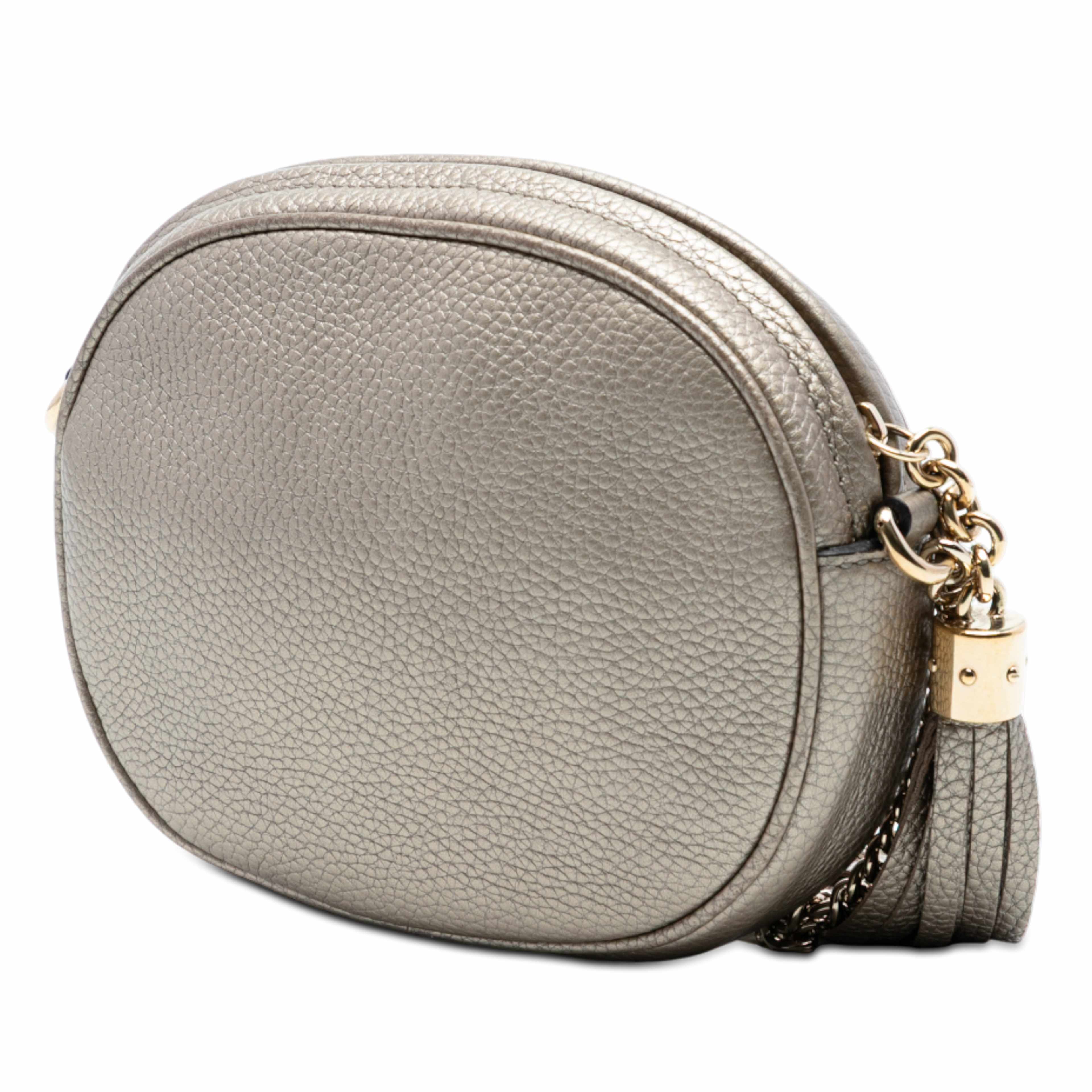 Gucci Mini Metallic Pebbled Calfskin Soho Chain Crossbody, från Luxclusif, i färgen silver. Klicka för att öppna bilden i stort format