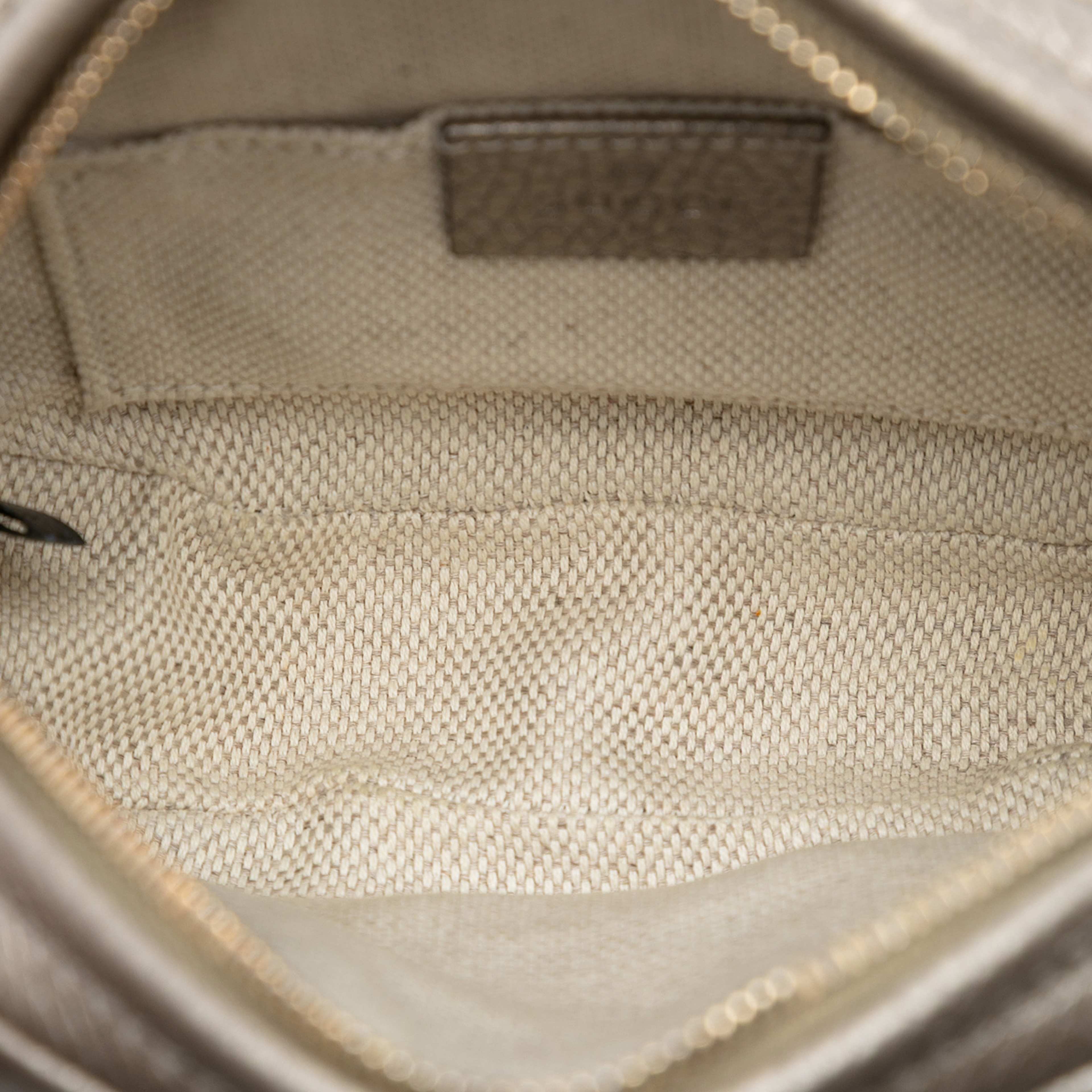 Gucci Mini Metallic Pebbled Calfskin Soho Chain Crossbody, från Luxclusif, i färgen silver. Klicka för att öppna bilden i stort format