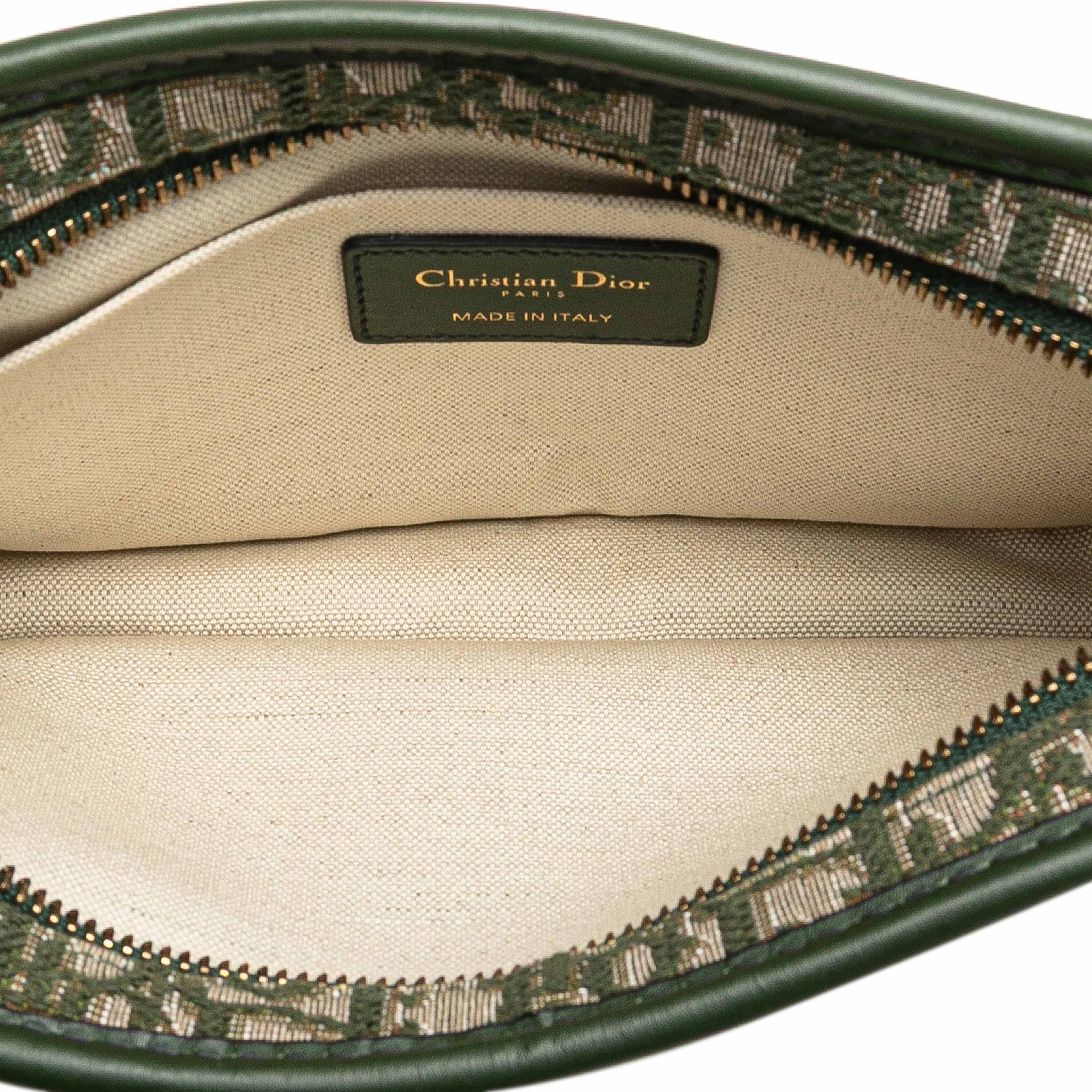Dior Oblique Canvas Diorquake Clutch, från Luxclusif, i färgen green. Klicka för att öppna bilden i stort format