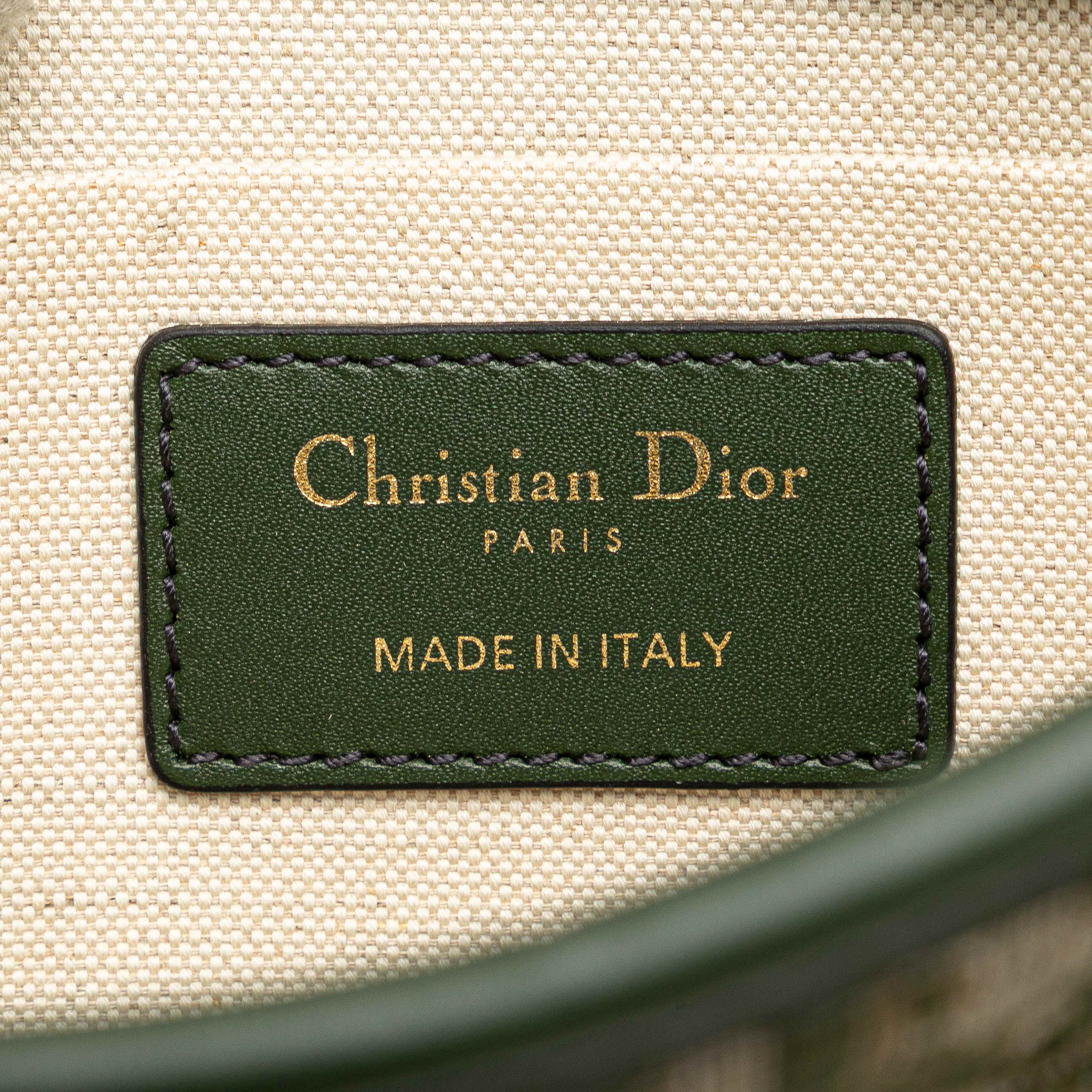 Dior Oblique Canvas Diorquake Clutch, från Luxclusif, i färgen green. Klicka för att öppna bilden i stort format