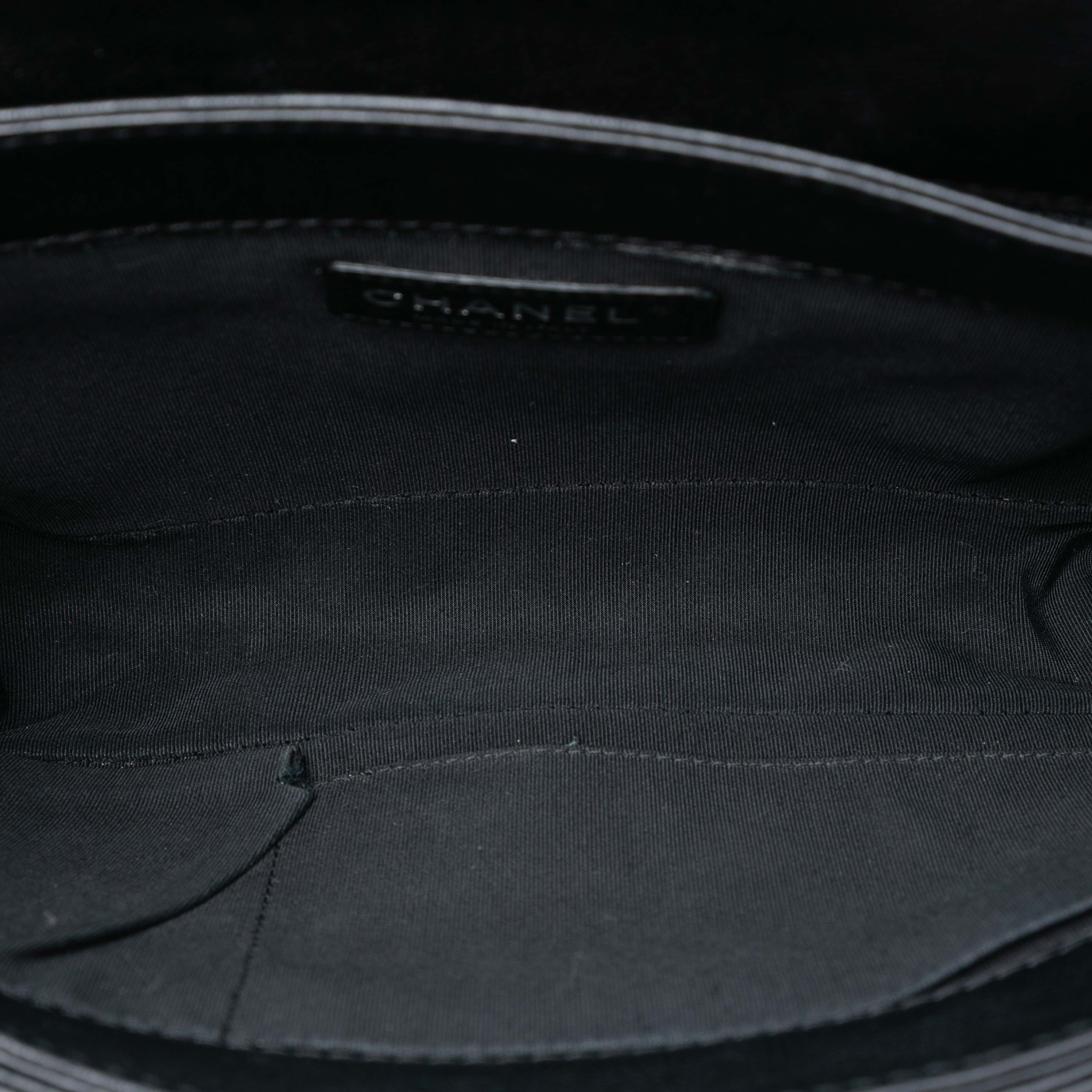 Chanel Medium Calfskin Boy Reverso Flap, från Luxclusif, i färgen black. Klicka för att öppna bilden i stort format