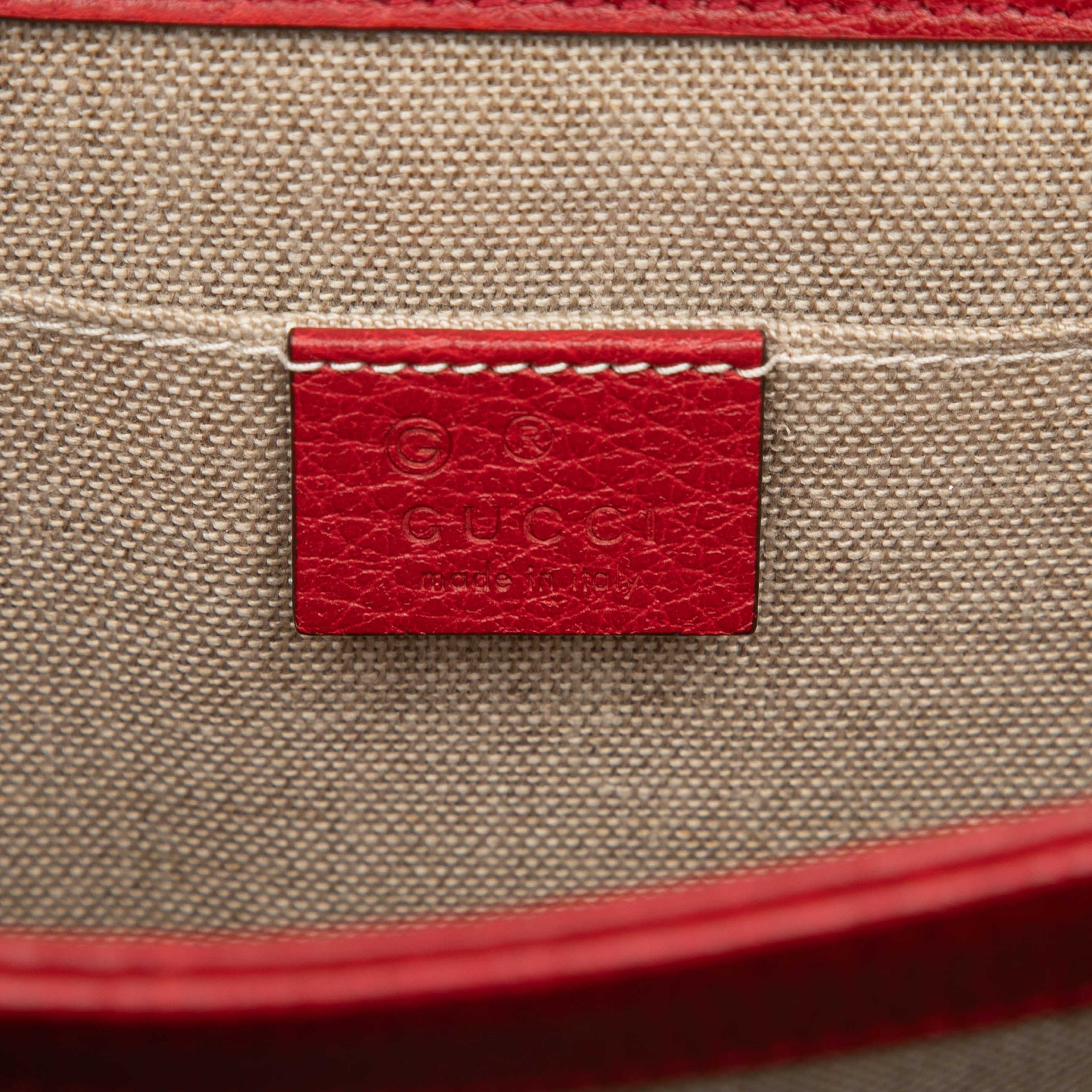 Gucci Small Dollar Calfskin Interlocking G Crossbody, från Luxclusif, i färgen red. Klicka för att öppna bilden i stort format