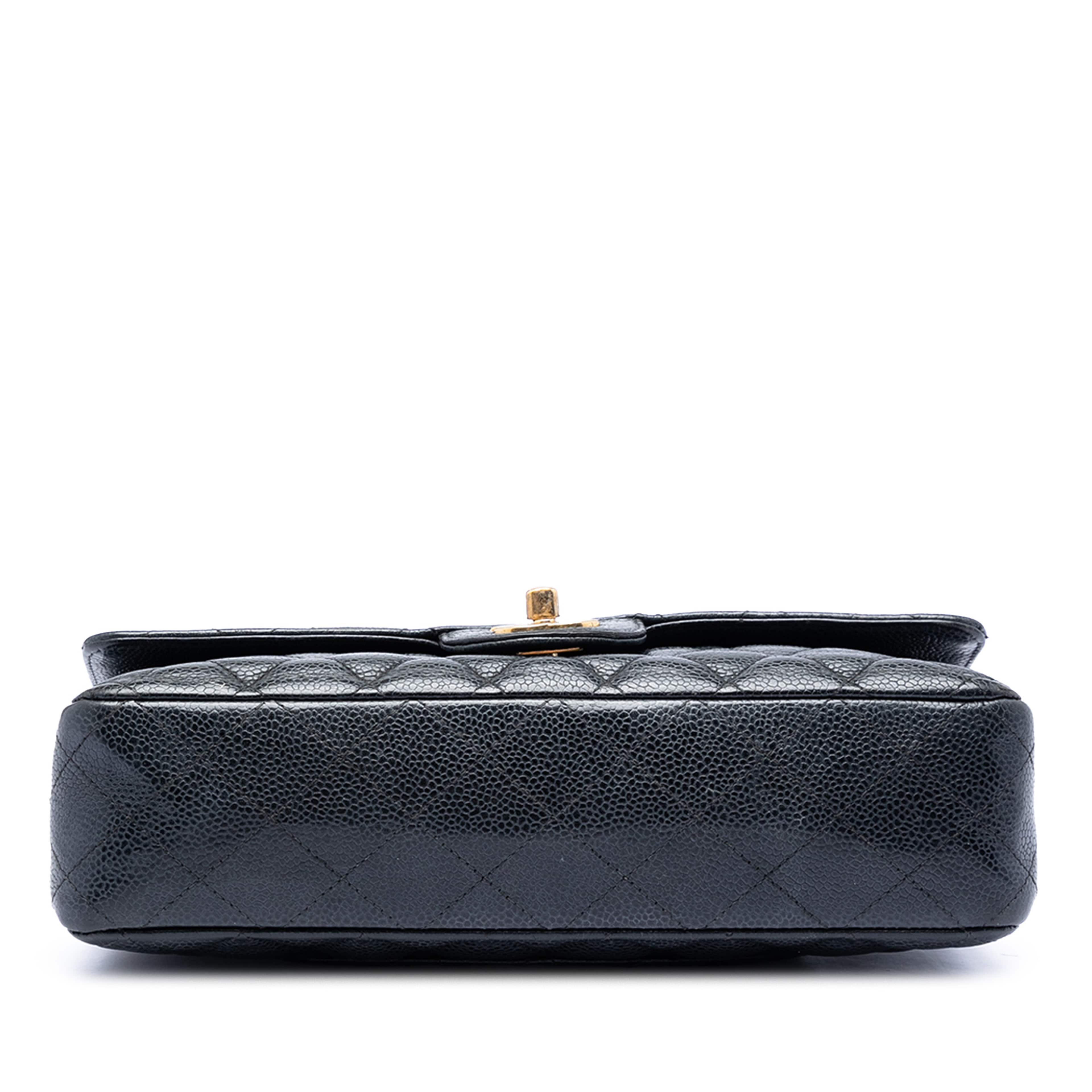 Chanel Medium Classic Caviar Double Flap, från Luxclusif, i färgen svart. Klicka för att öppna bilden i stort format