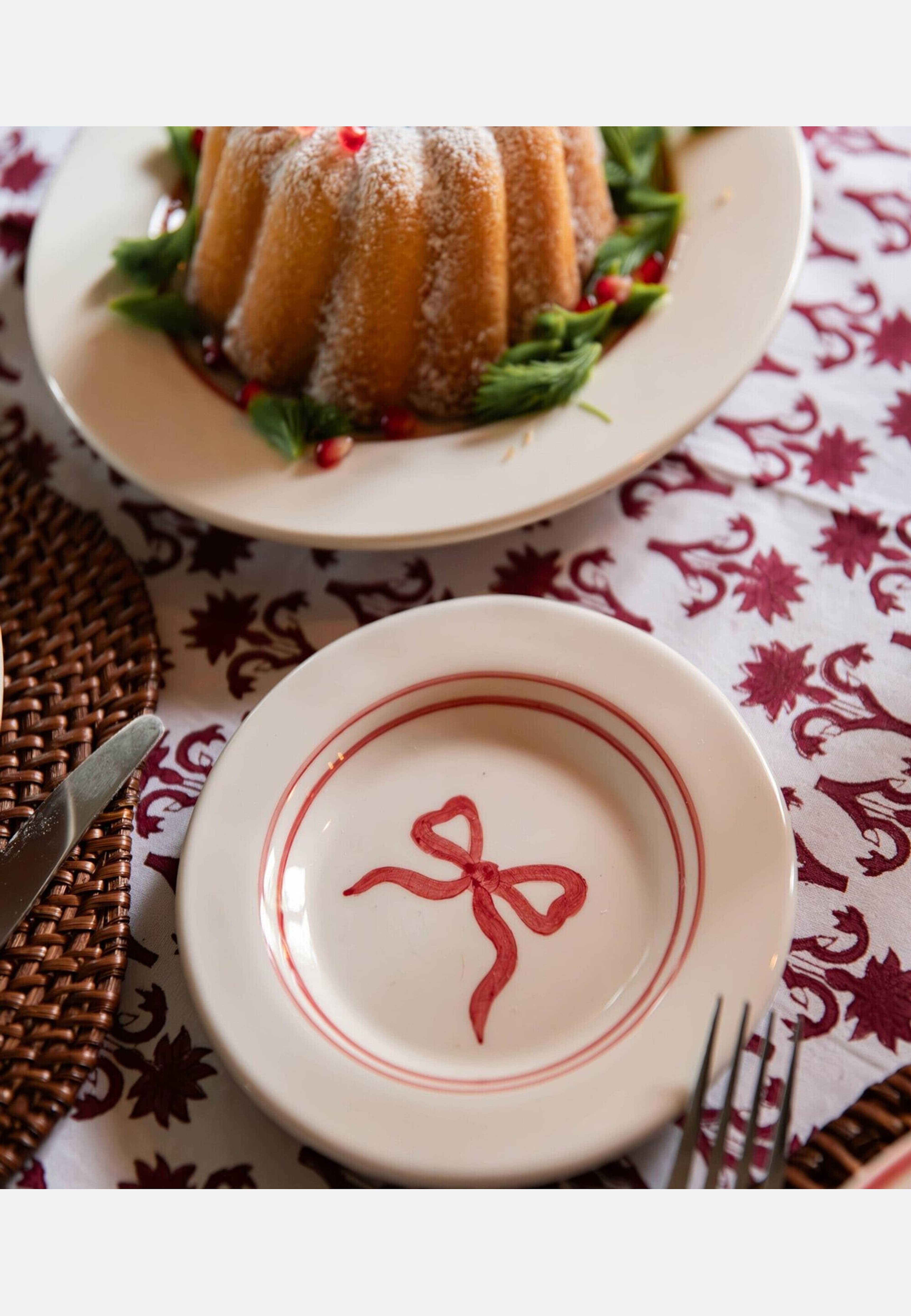 Bow Tapastallrik - 15 Cm, från Pick A Poppy, i färgen burgundy. Klicka för att öppna bilden i stort format