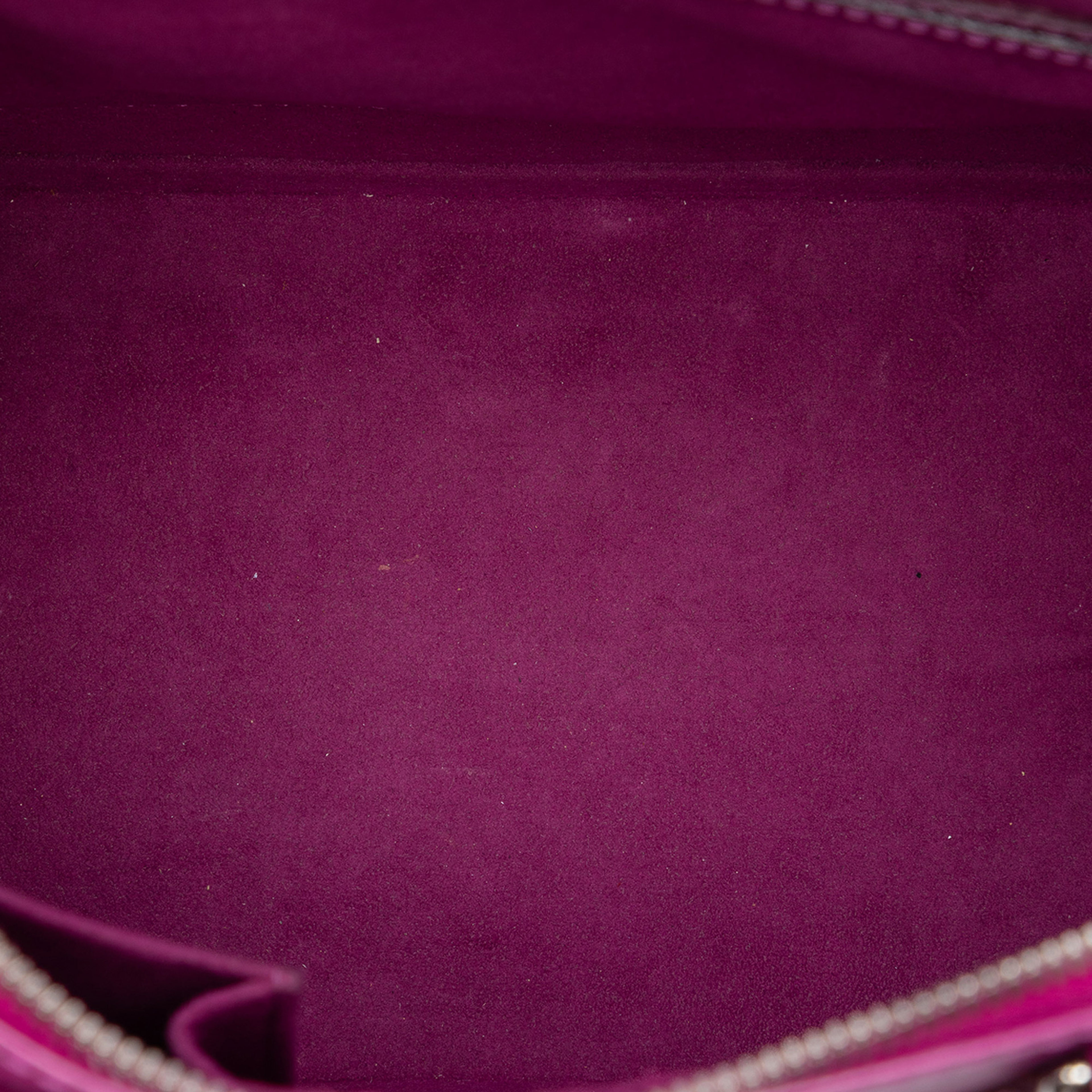 Louis Vuitton Epi Alma Pm, från Luxclusif, i färgen magenta. Klicka för att öppna bilden i stort format