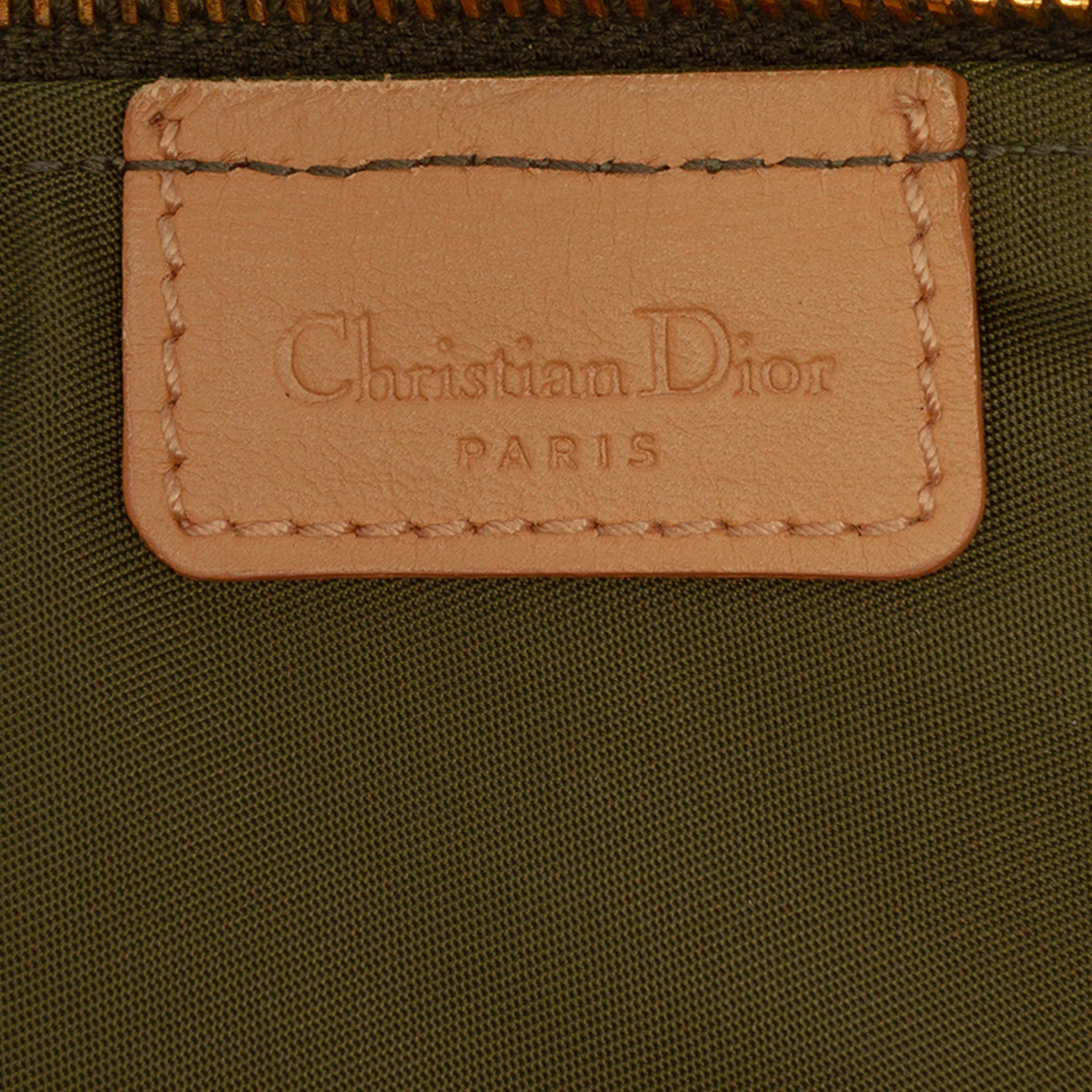 Dior Mini Diorissimo Canvas Saddle Pochette, från Luxclusif, i färgen green. Klicka för att öppna bilden i stort format