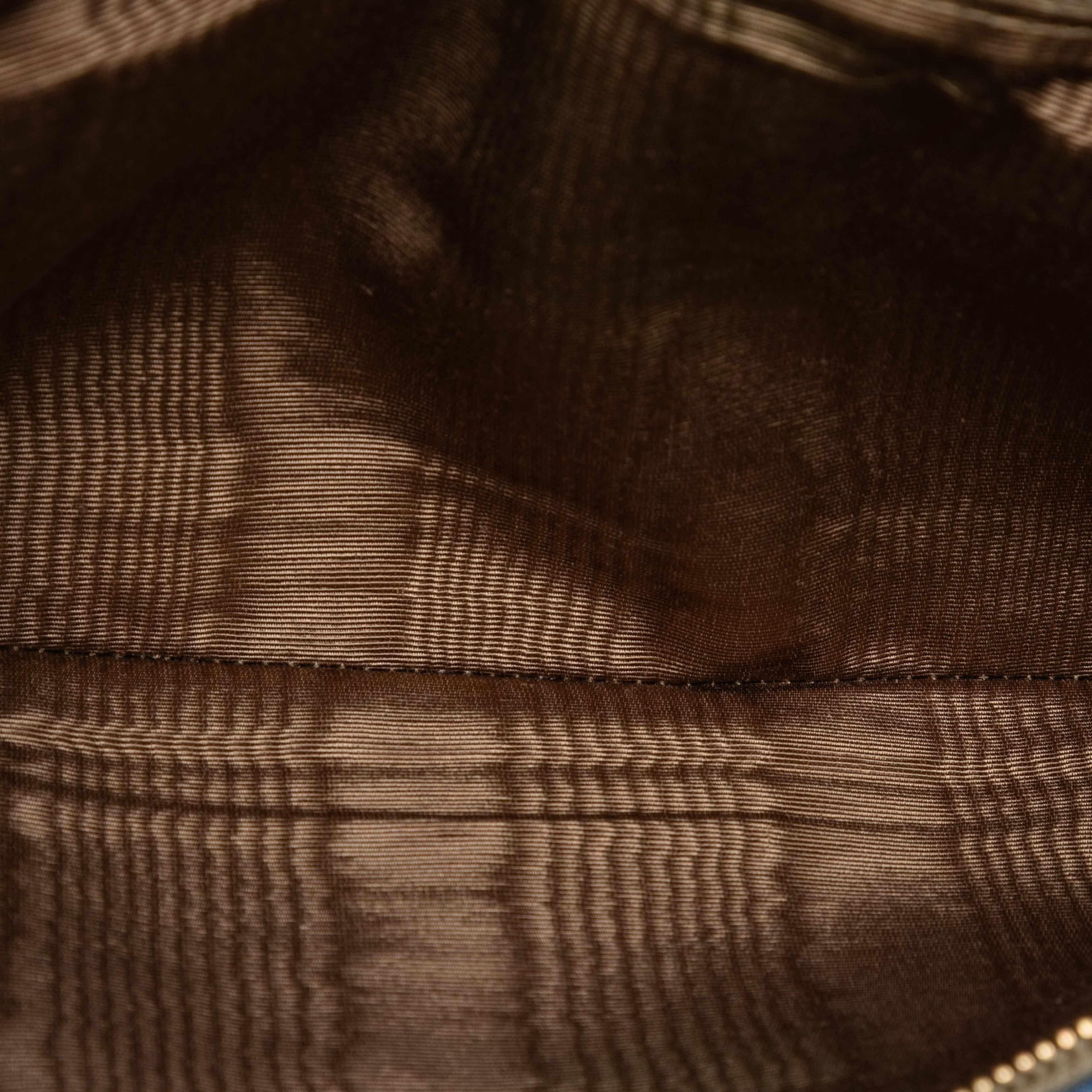 Chanel Cc Chocolate Bar Denim Flap, från Luxclusif, i färgen denim. Klicka för att öppna bilden i stort format