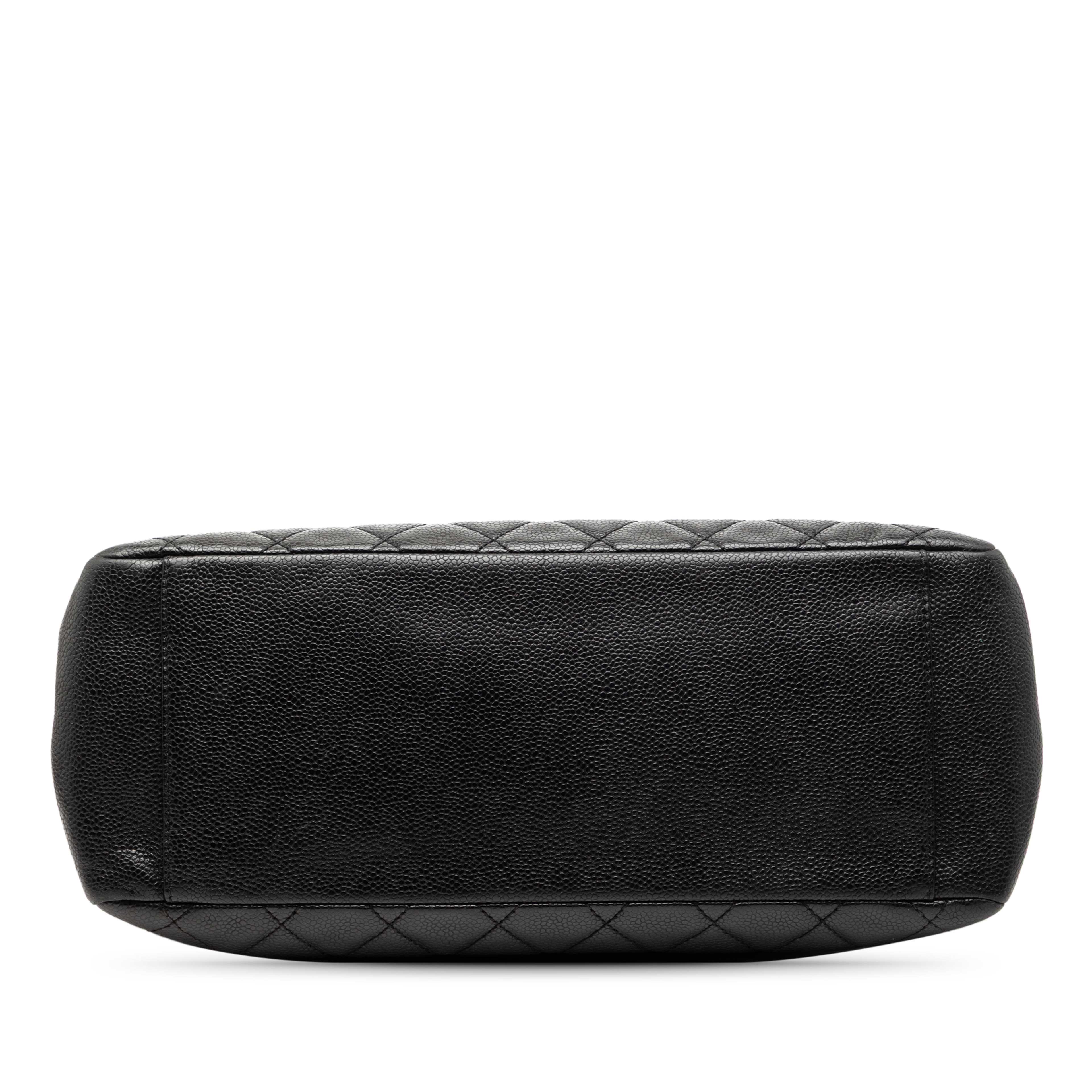 Chanel Caviar Grand Shopping Tote, från Luxclusif, i färgen svart. Klicka för att öppna bilden i stort format