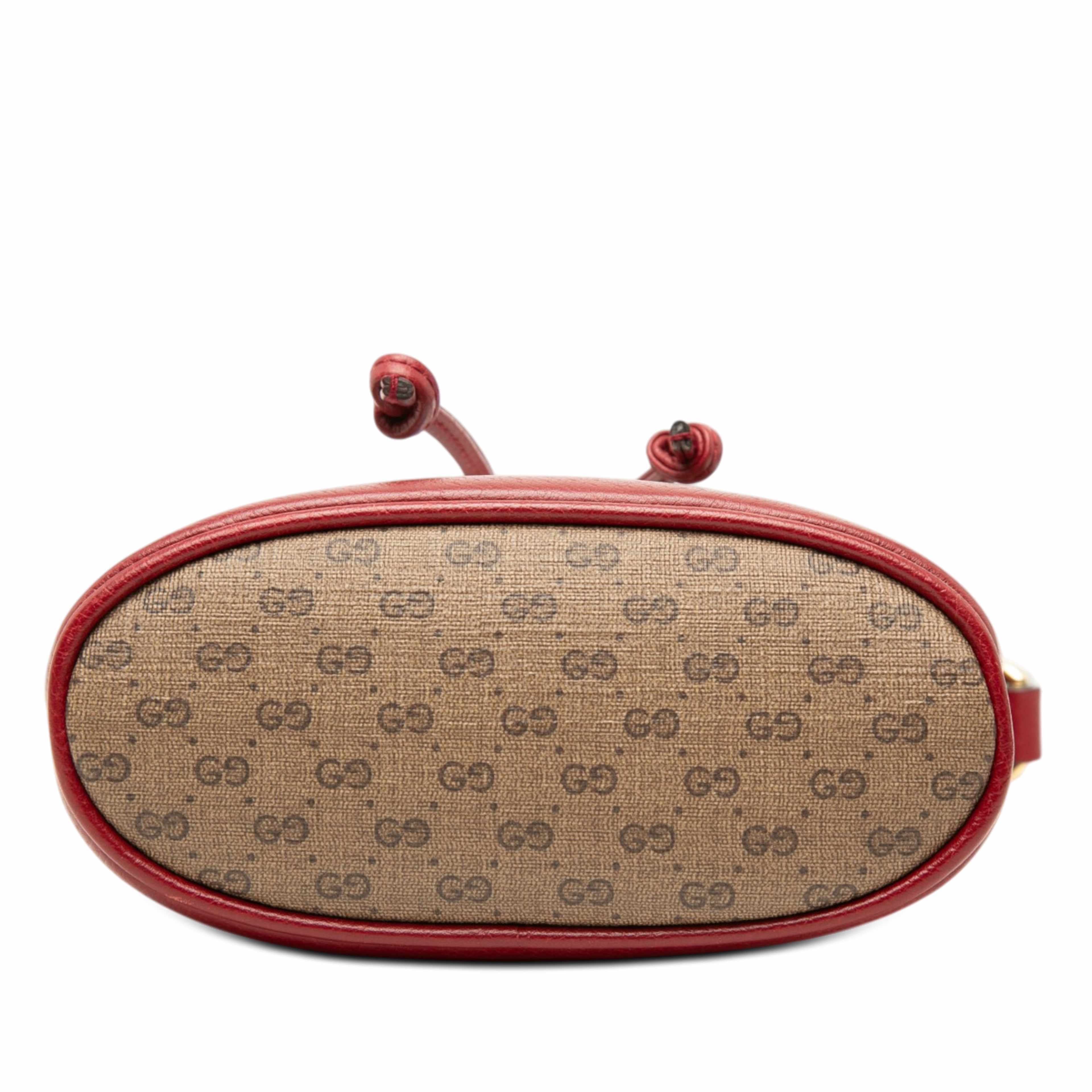 Gucci Micro Gg Supreme Doraemon Bucket Bag, från Luxclusif, i färgen beige. Klicka för att öppna bilden i stort format