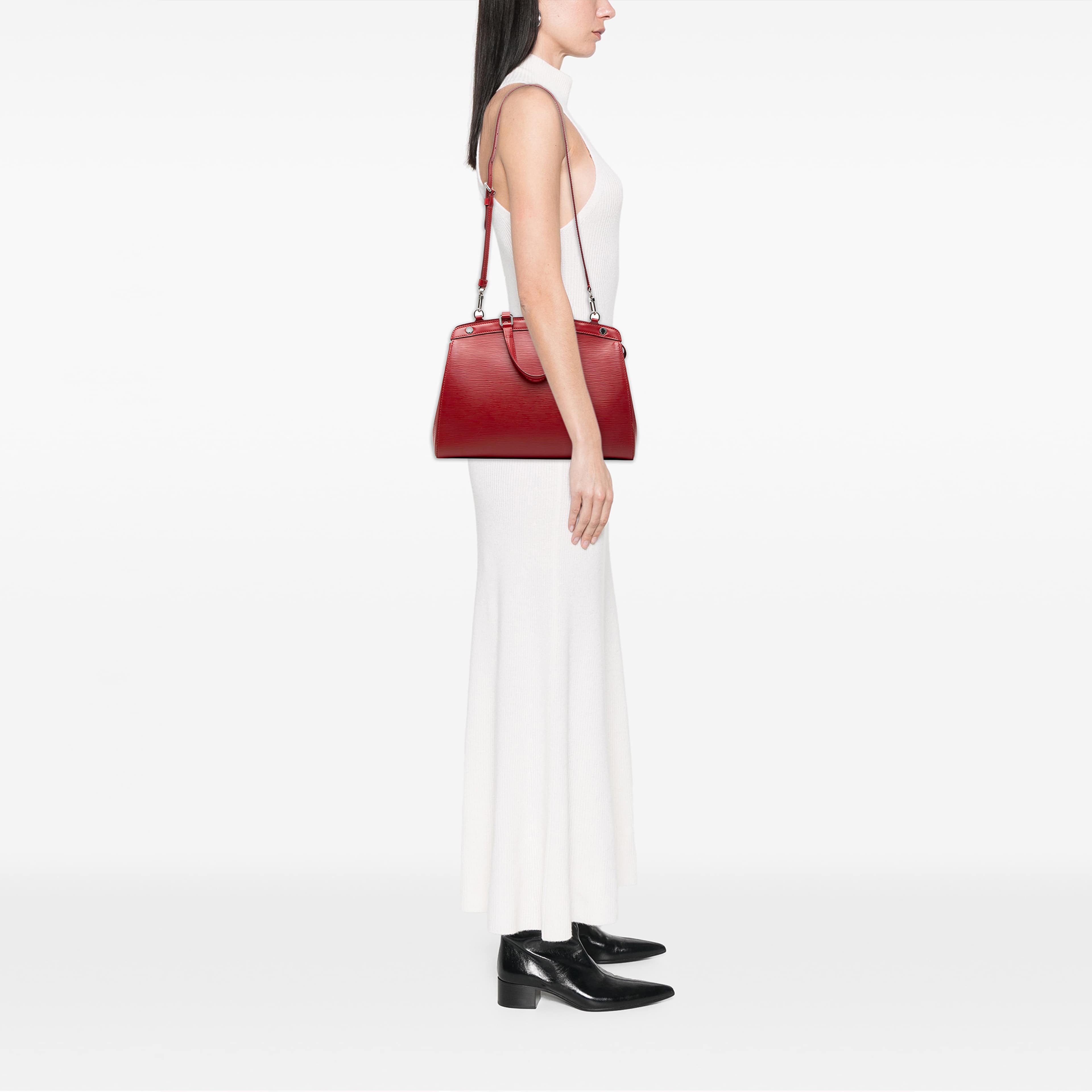 Louis Vuitton Epi Brea Mm, från Luxclusif, i färgen röd. Klicka för att öppna bilden i stort format