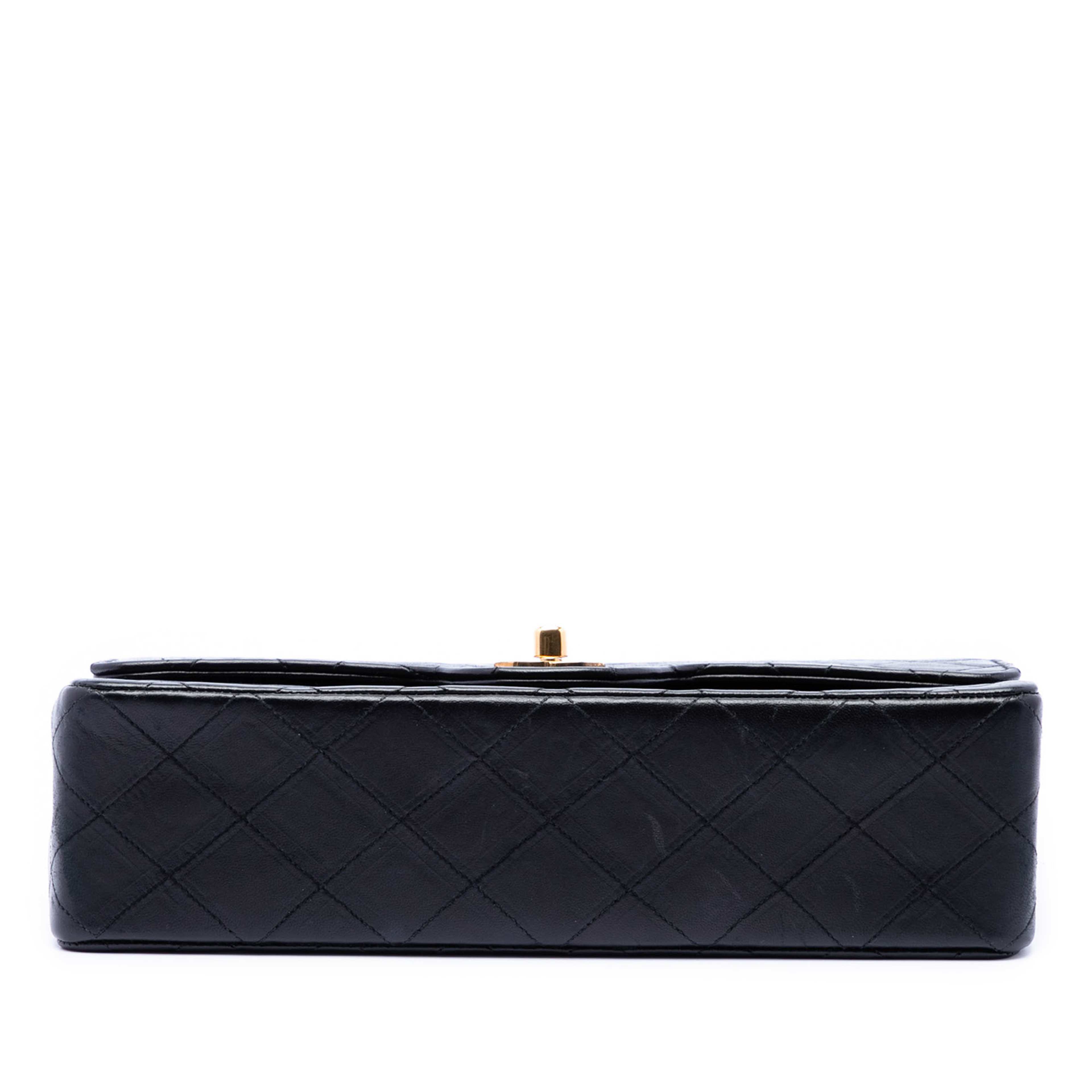 Chanel Medium Cc Quilted Lambskin Double Flap, från Luxclusif, i färgen svart. Klicka för att öppna bilden i stort format