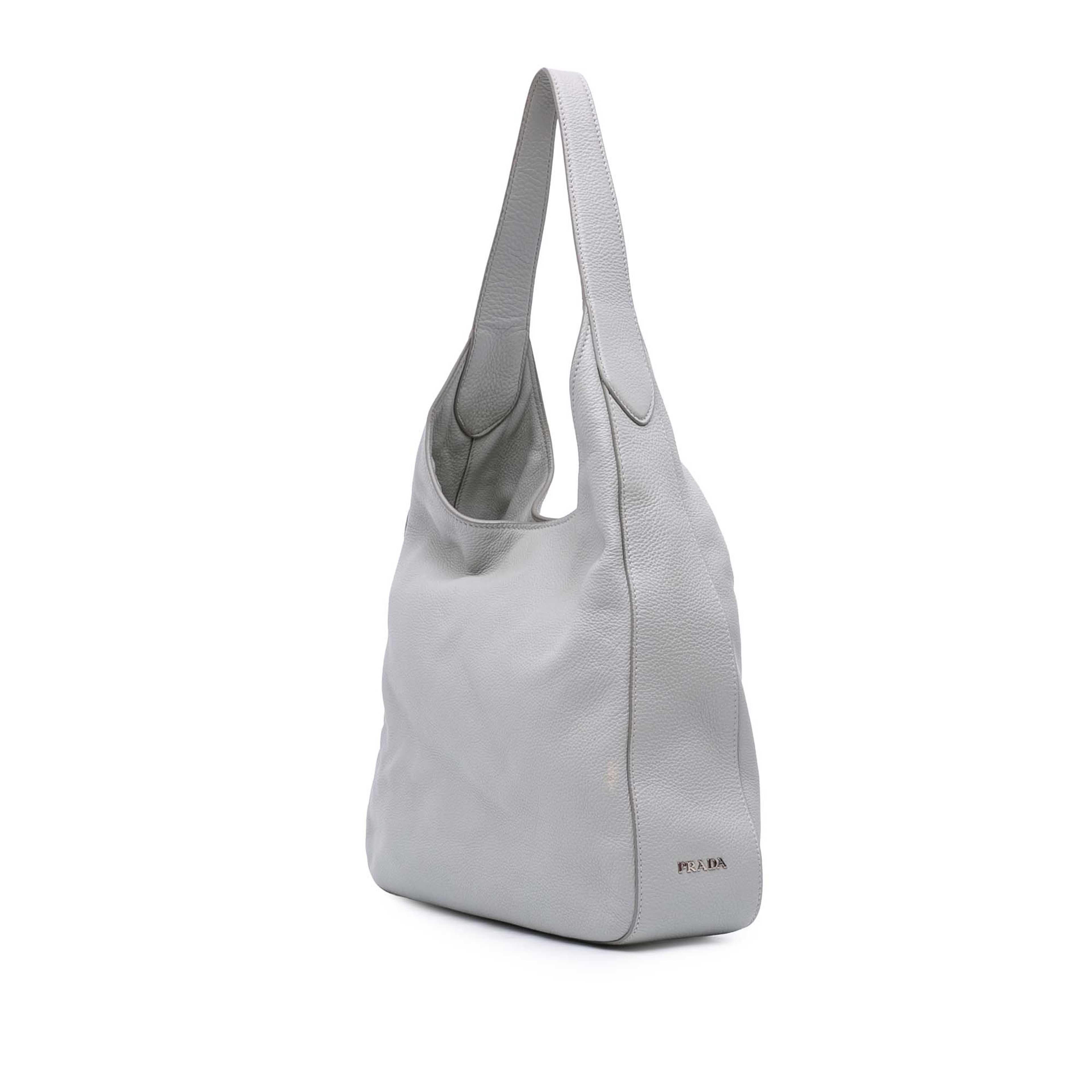 Prada Vitello Daino Front Pocket Shoulder Bag, från Luxclusif, i färgen light gray. Klicka för att öppna bilden i stort format