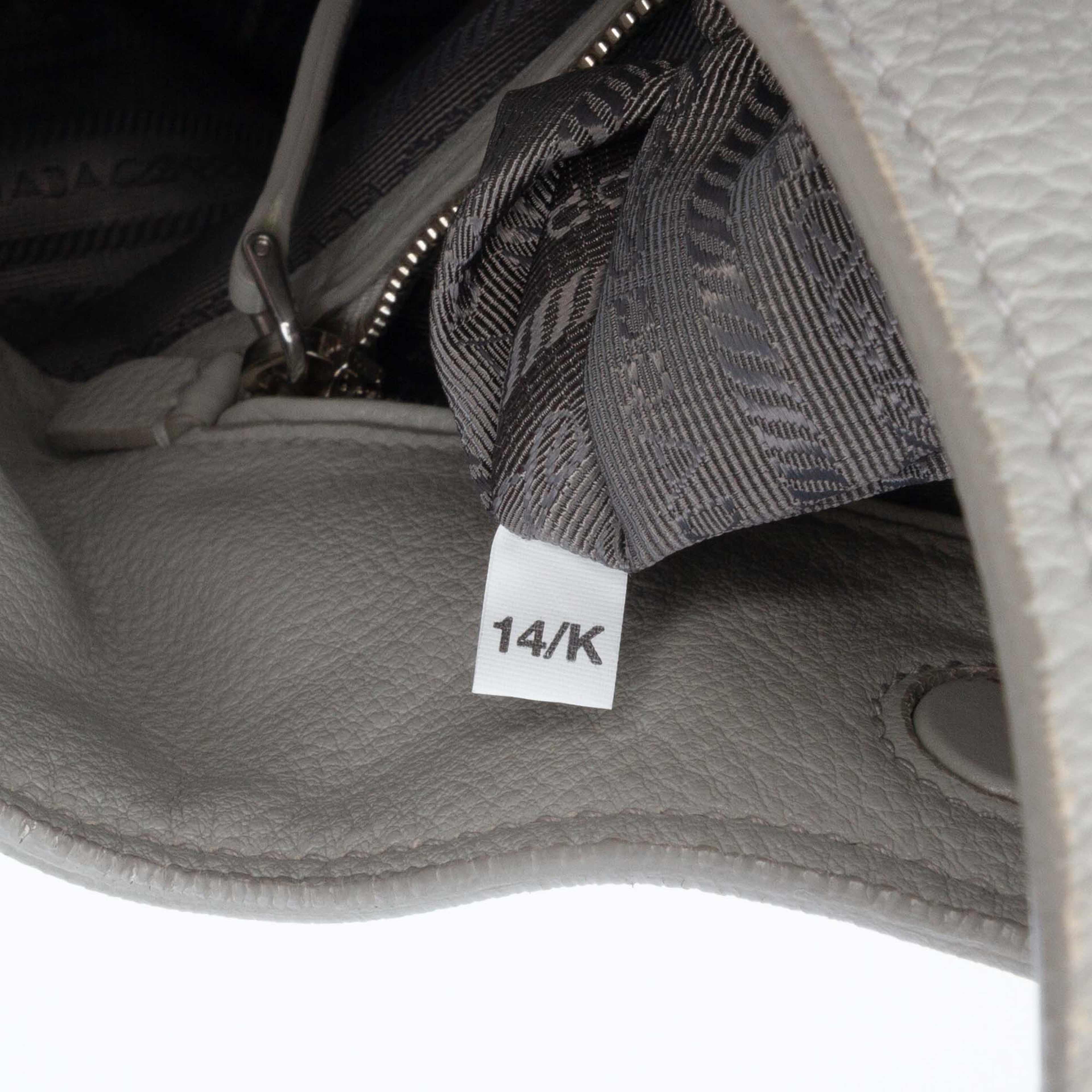 Prada Vitello Daino Front Pocket Shoulder Bag, från Luxclusif, i färgen light gray. Klicka för att öppna bilden i stort format