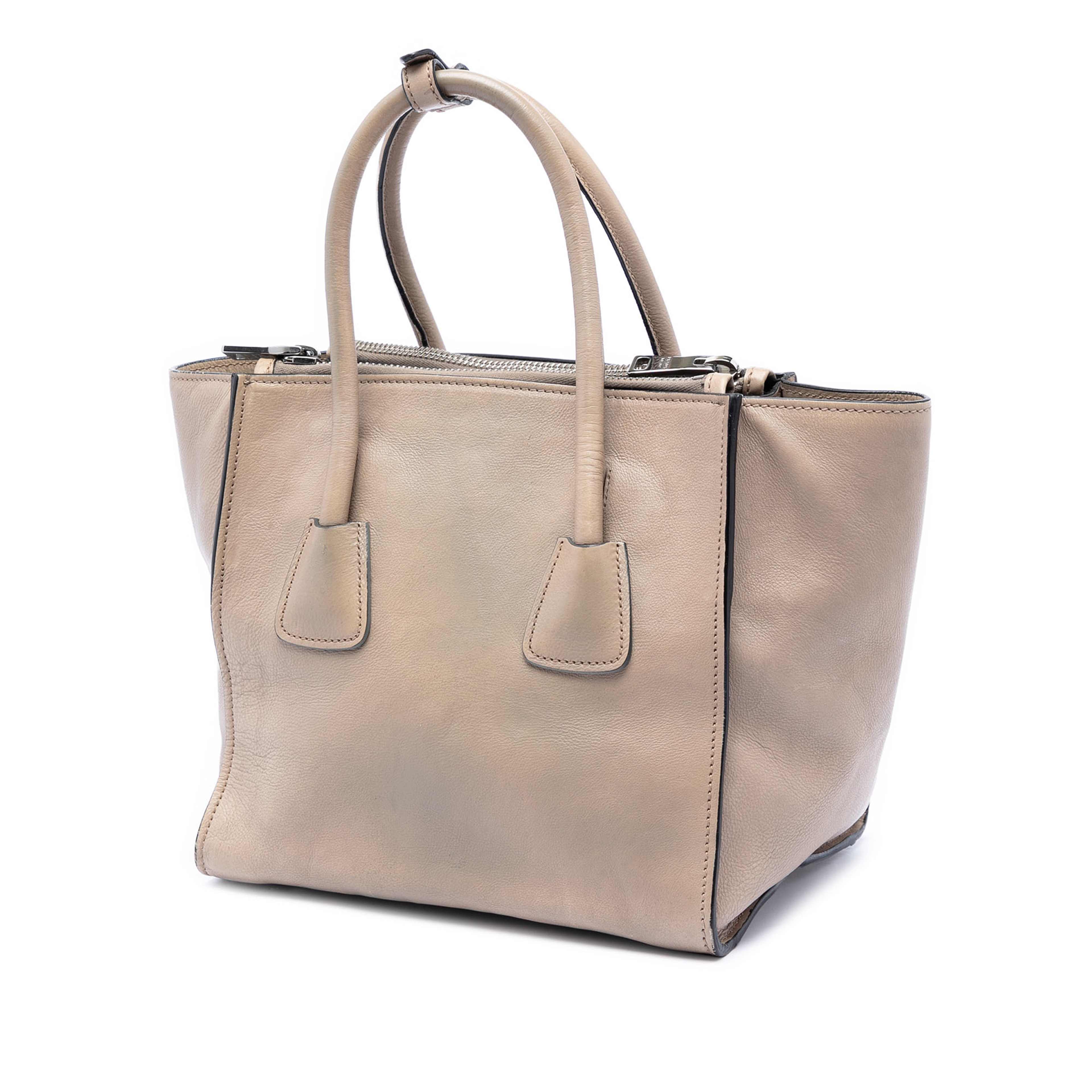 Prada Small Glace Calf Twin Pocket Satchel, från Luxclusif, i färgen beige. Klicka för att öppna bilden i stort format