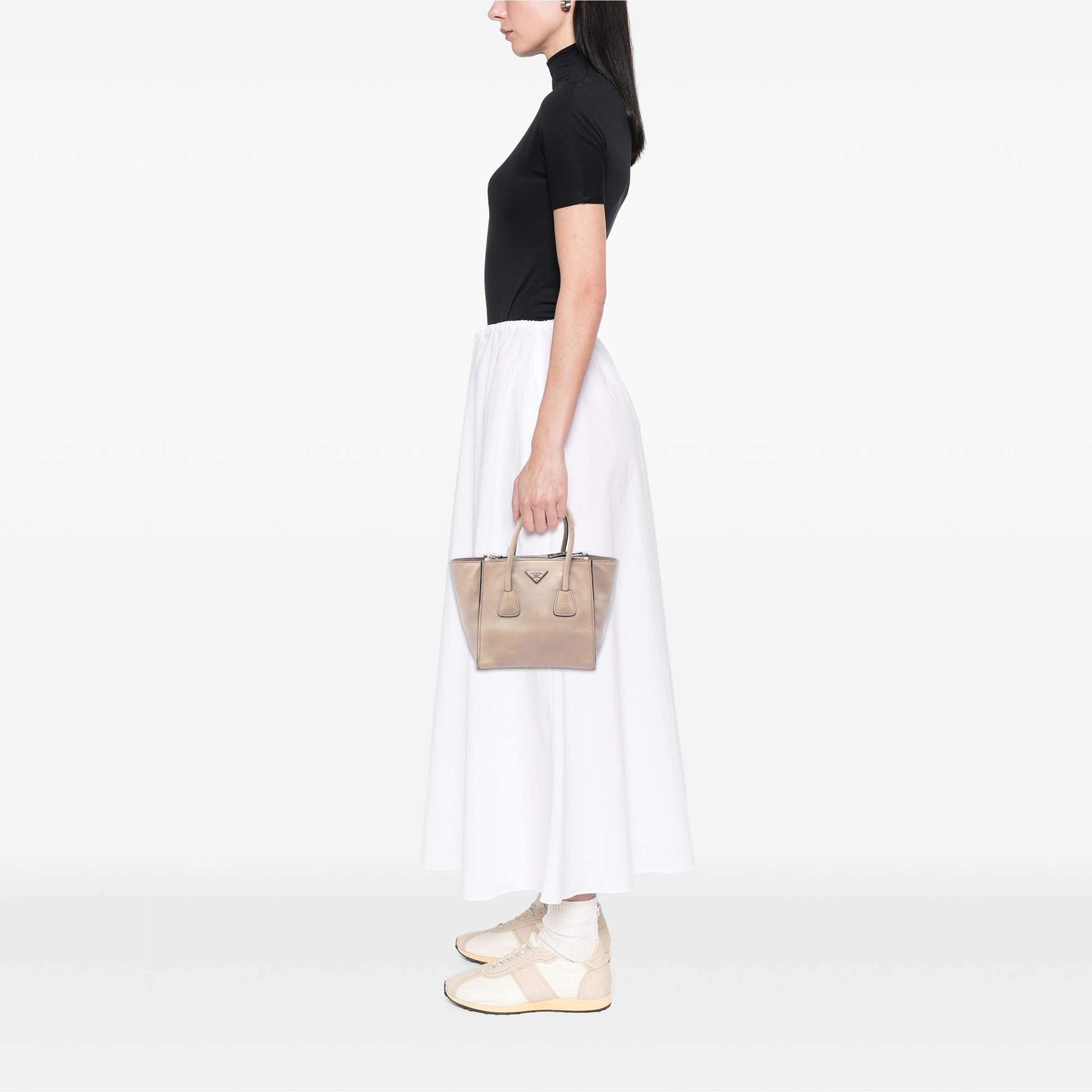 Prada Small Glace Calf Twin Pocket Satchel, från Luxclusif, i färgen beige. Klicka för att öppna bilden i stort format
