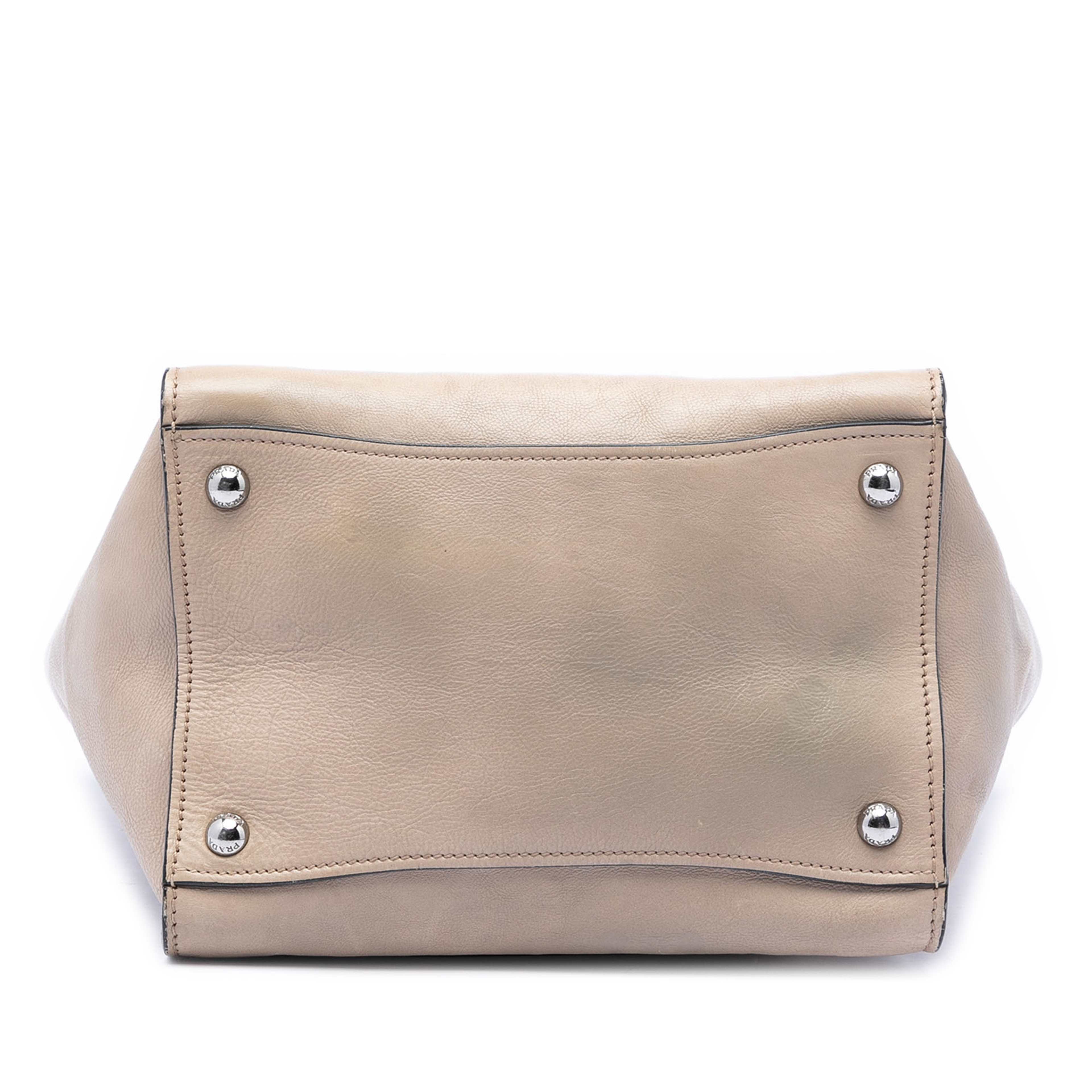 Prada Small Glace Calf Twin Pocket Satchel, från Luxclusif, i färgen beige. Klicka för att öppna bilden i stort format