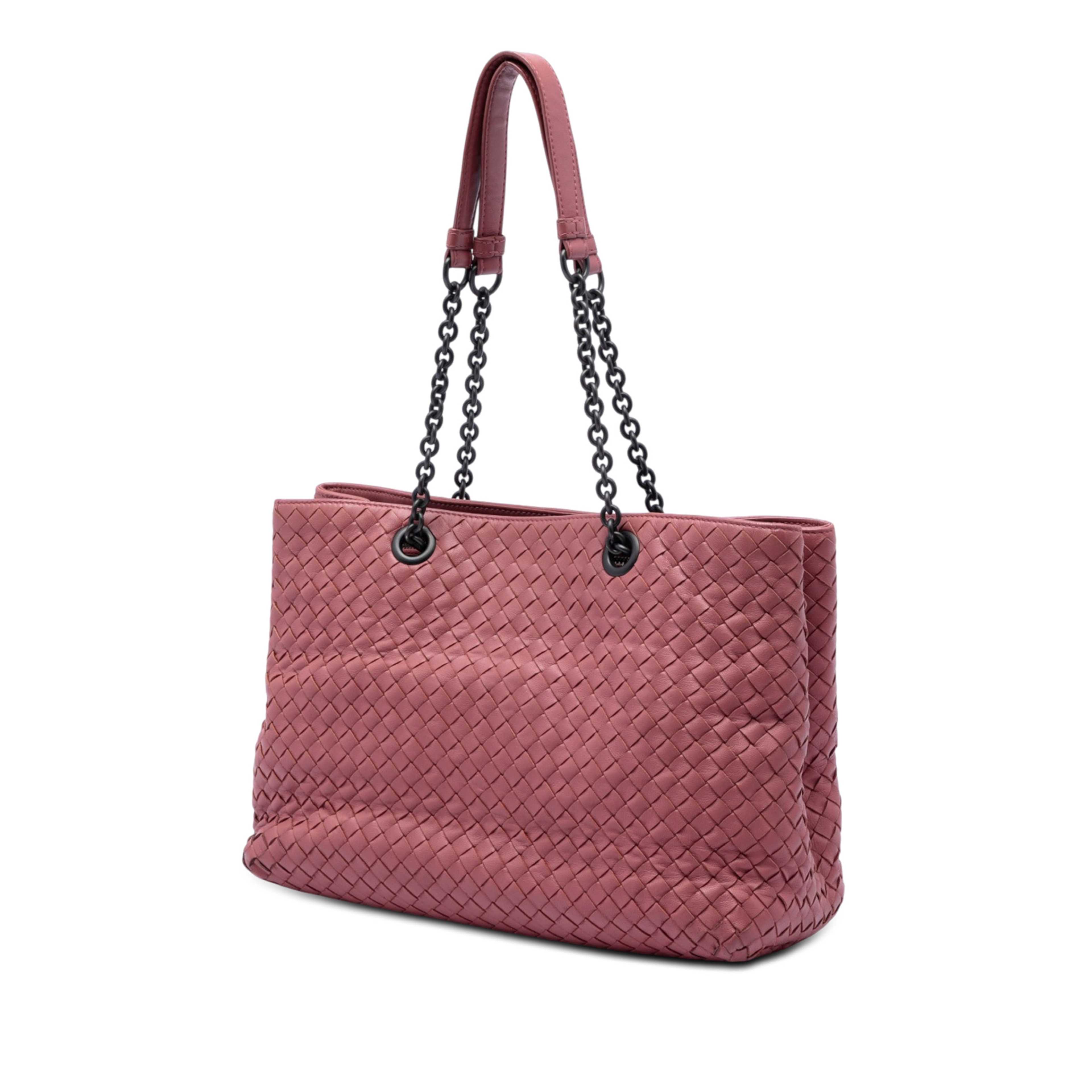 Bottega Veneta Medium Nappa Intrecciato Double Chain Tote, från Luxclusif, i färgen rosa. Klicka för att öppna bilden i stort format