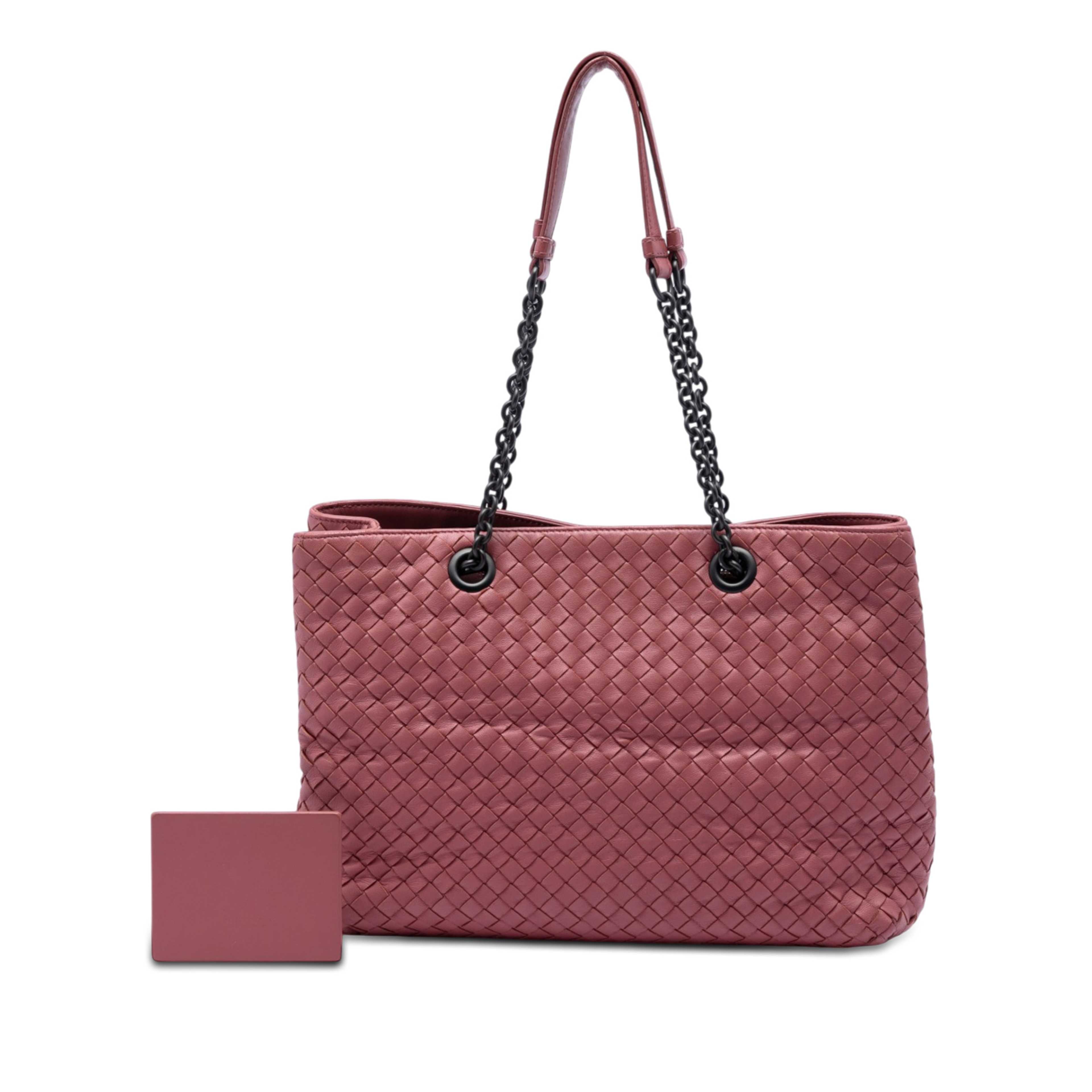 Bottega Veneta Medium Nappa Intrecciato Double Chain Tote, från Luxclusif, i färgen rosa. Klicka för att öppna bilden i stort format