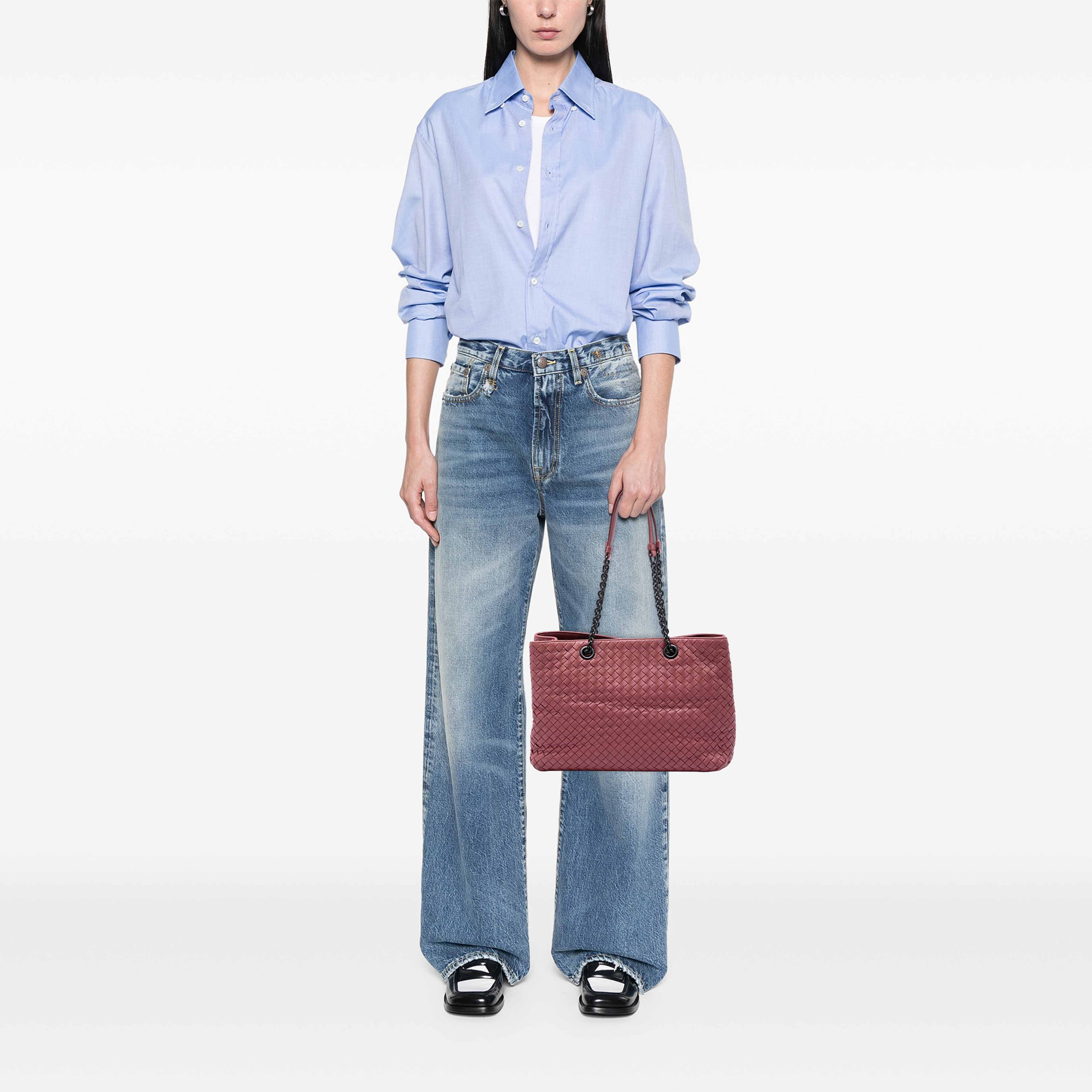 Bottega Veneta Medium Nappa Intrecciato Double Chain Tote, från Luxclusif, i färgen rosa. Klicka för att öppna bilden i stort format
