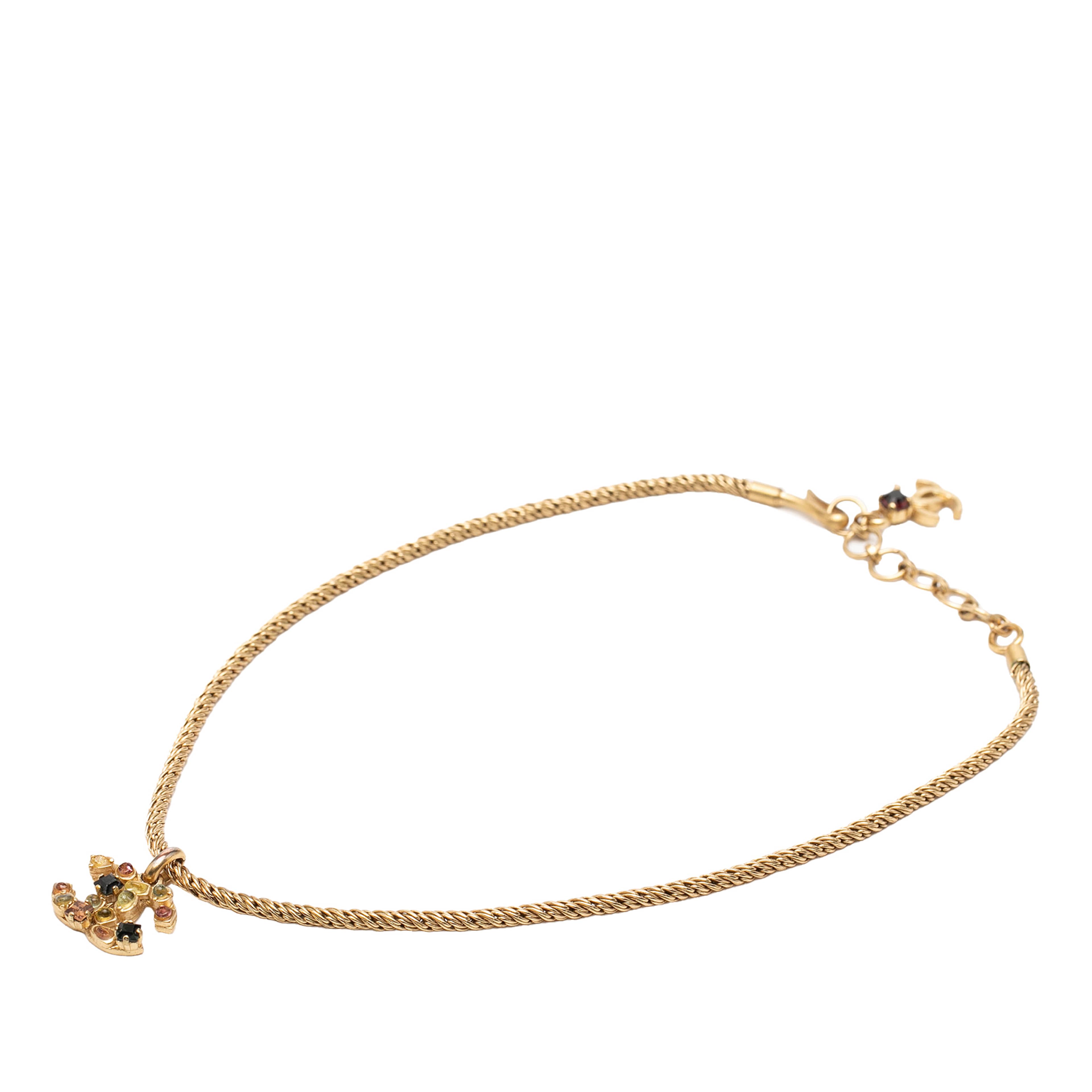 Chanel Cc Gold Plated Gripoix Pendant Necklace, från Luxclusif, i färgen gold. Klicka för att öppna bilden i stort format