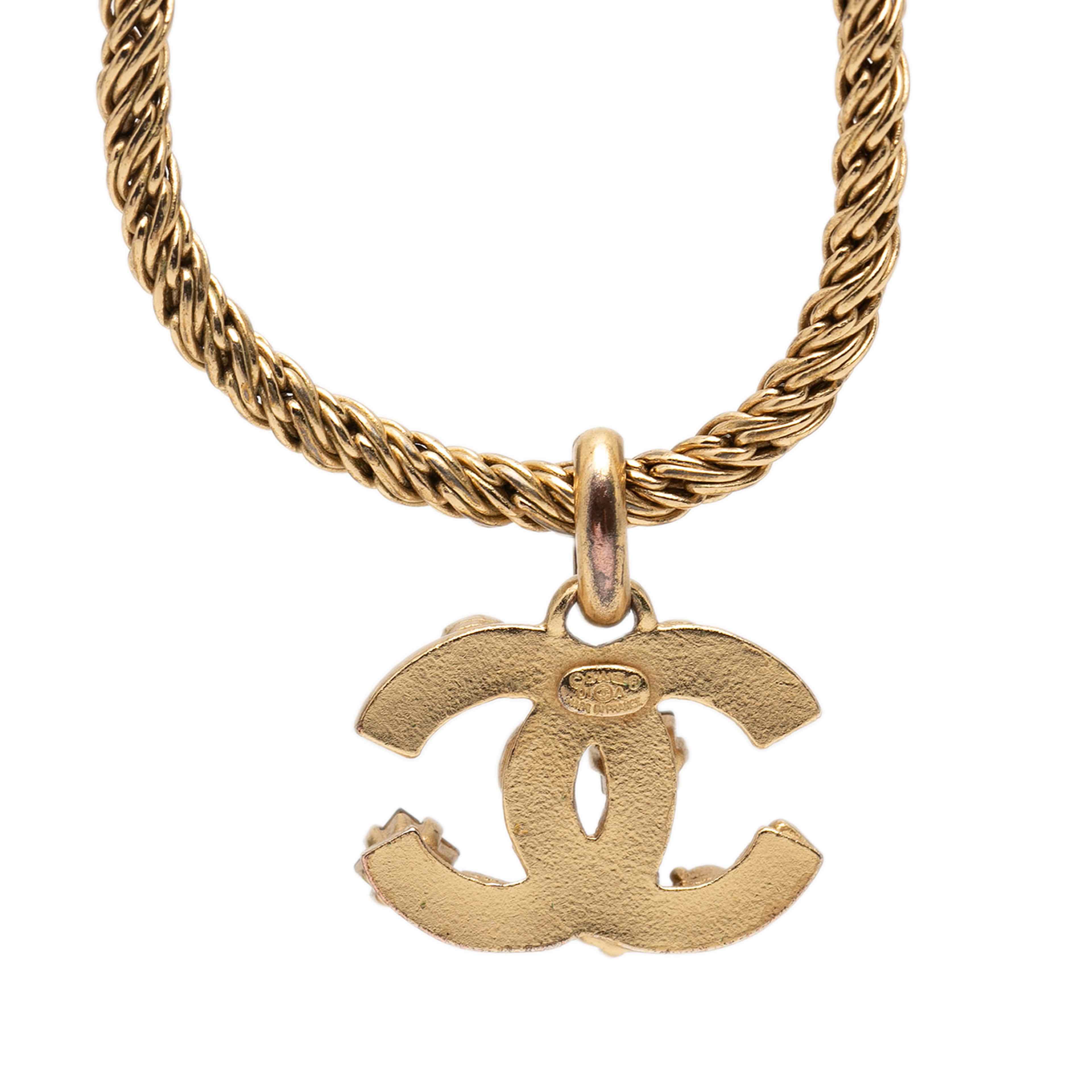 Chanel Cc Gold Plated Gripoix Pendant Necklace, från Luxclusif, i färgen gold. Klicka för att öppna bilden i stort format