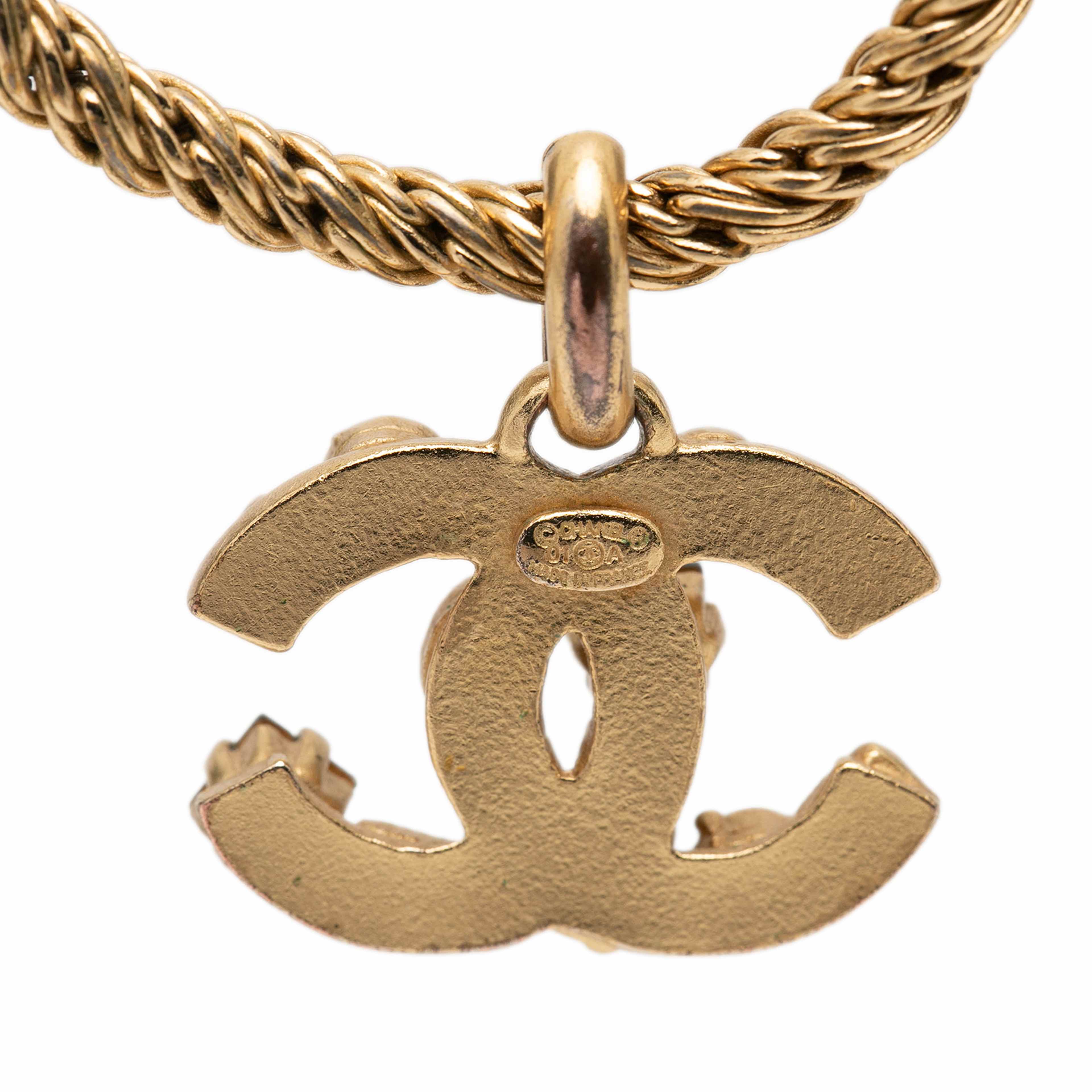 Chanel Cc Gold Plated Gripoix Pendant Necklace, från Luxclusif, i färgen gold. Klicka för att öppna bilden i stort format