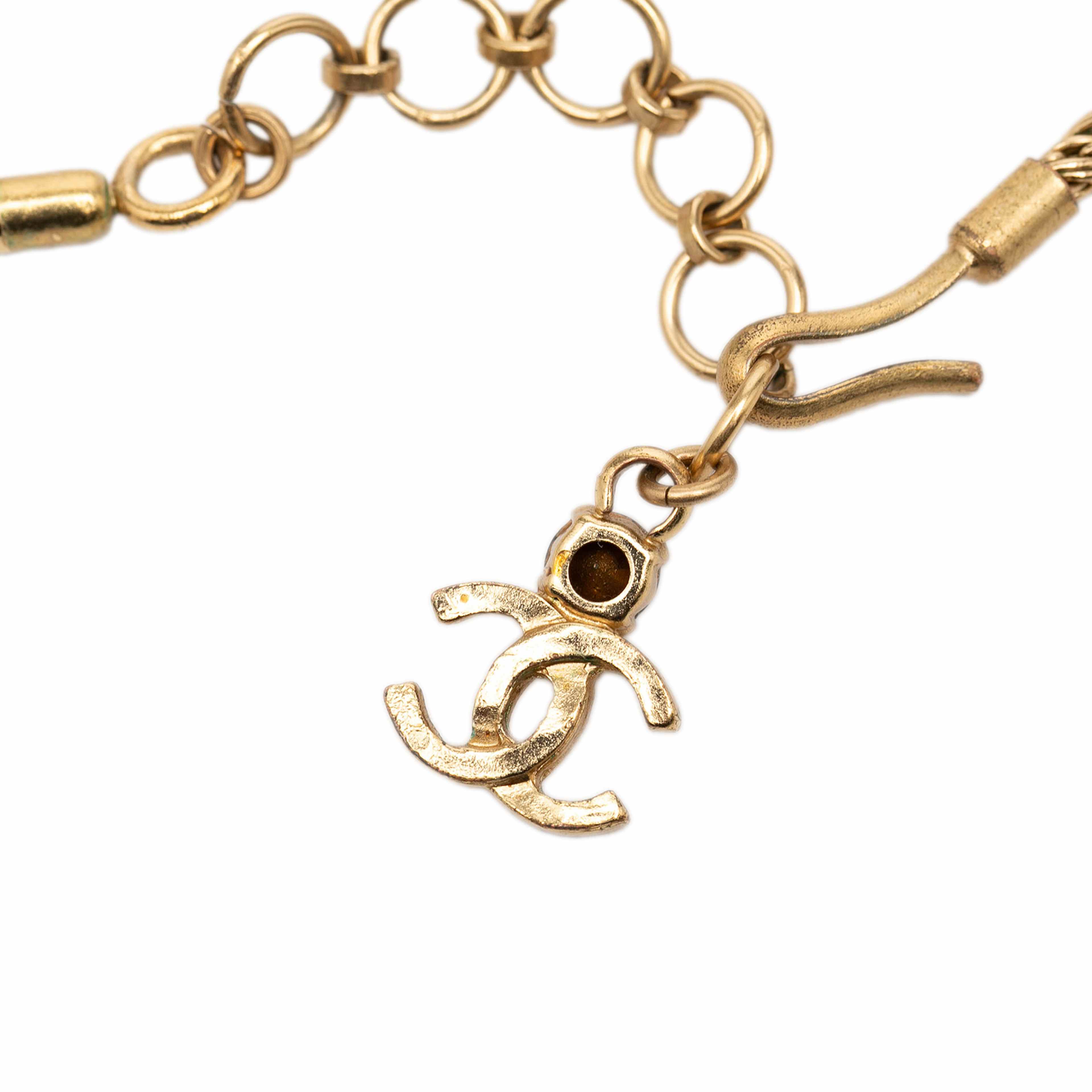 Chanel Cc Gold Plated Gripoix Pendant Necklace, från Luxclusif, i färgen gold. Klicka för att öppna bilden i stort format