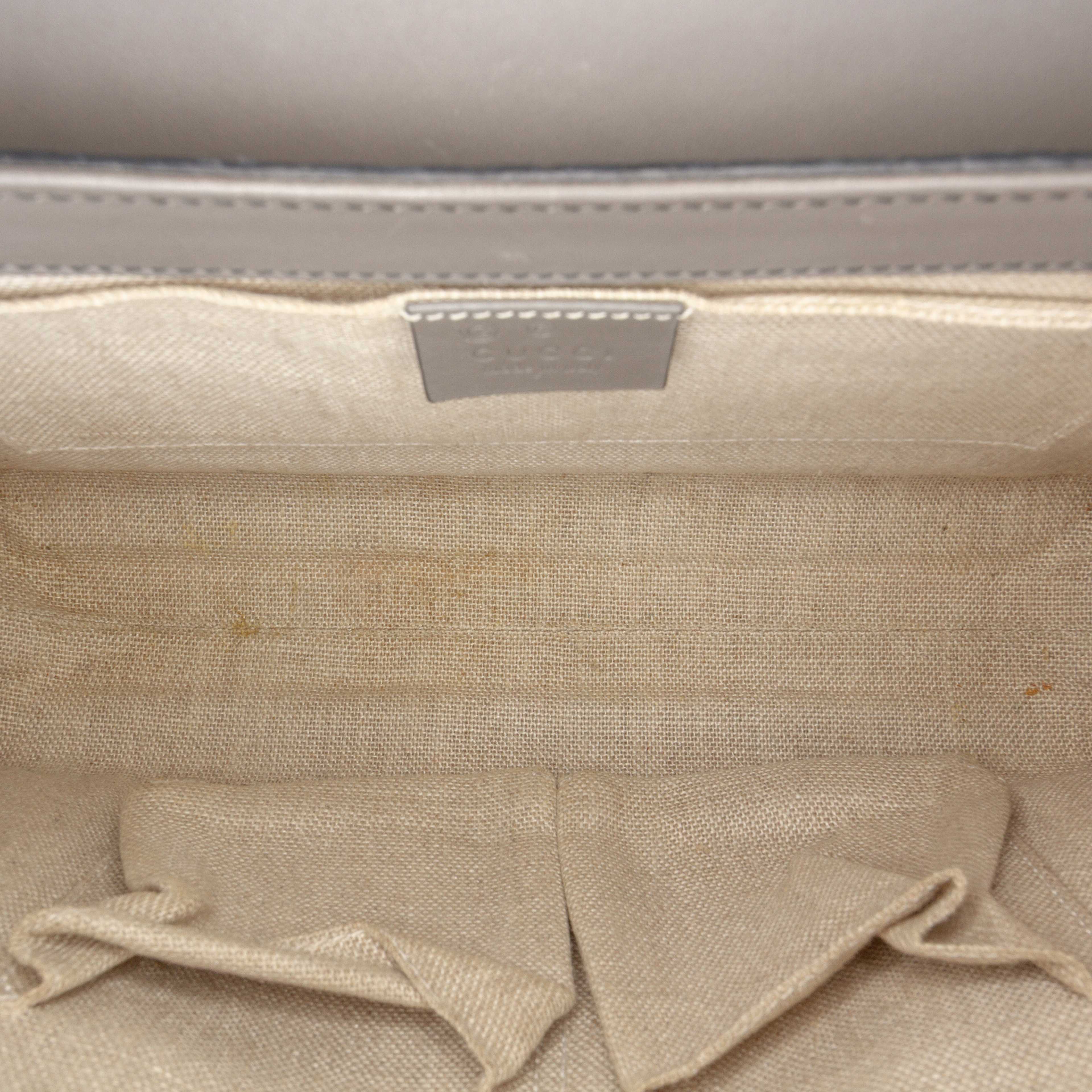 Gucci Medium Microguccissima Emily Shoulder Bag, från Luxclusif, i färgen taupe. Klicka för att öppna bilden i stort format