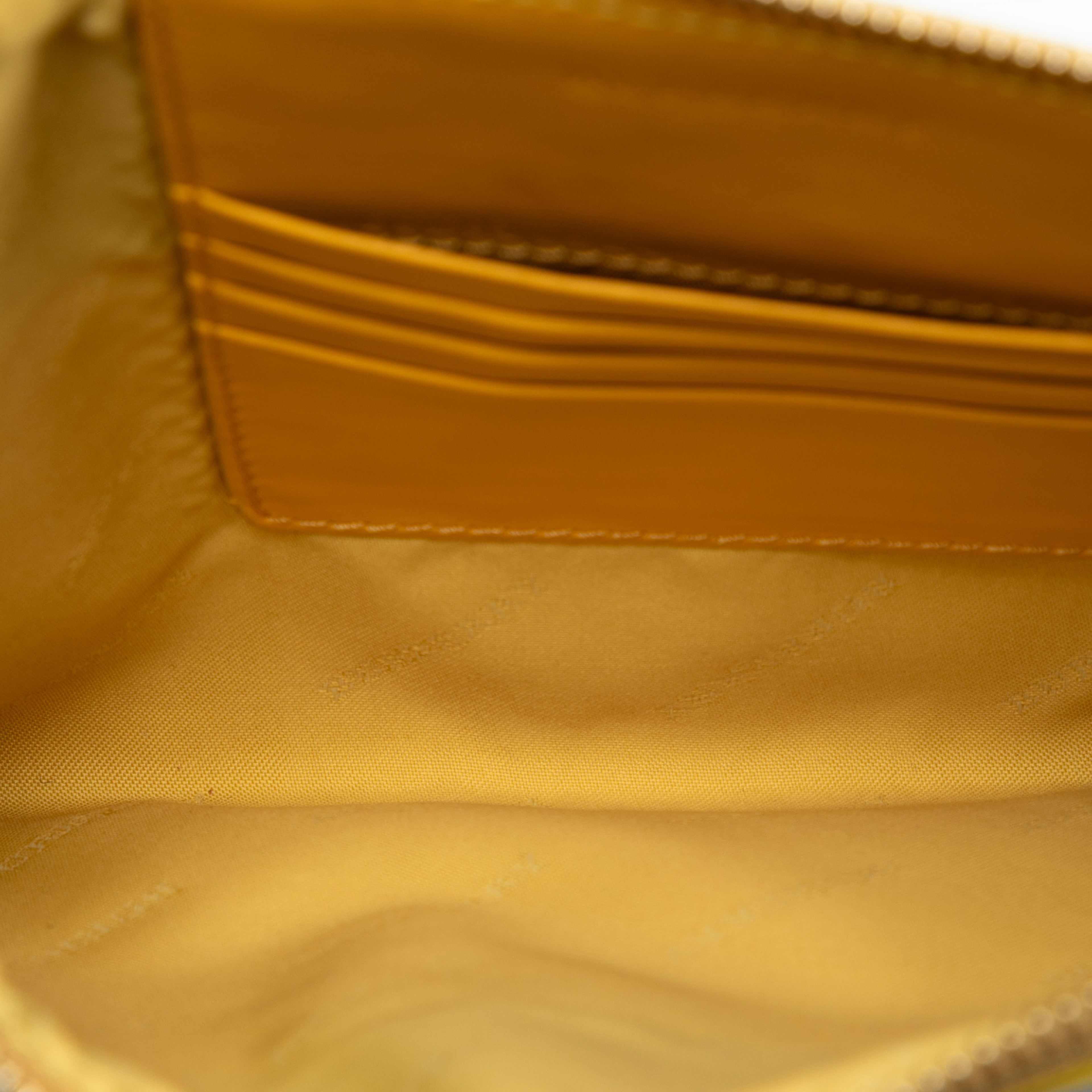 Burberry Haymarket Check Coated Canvas Floral Print Crossbody, från Luxclusif, i färgen beige. Klicka för att öppna bilden i stort format