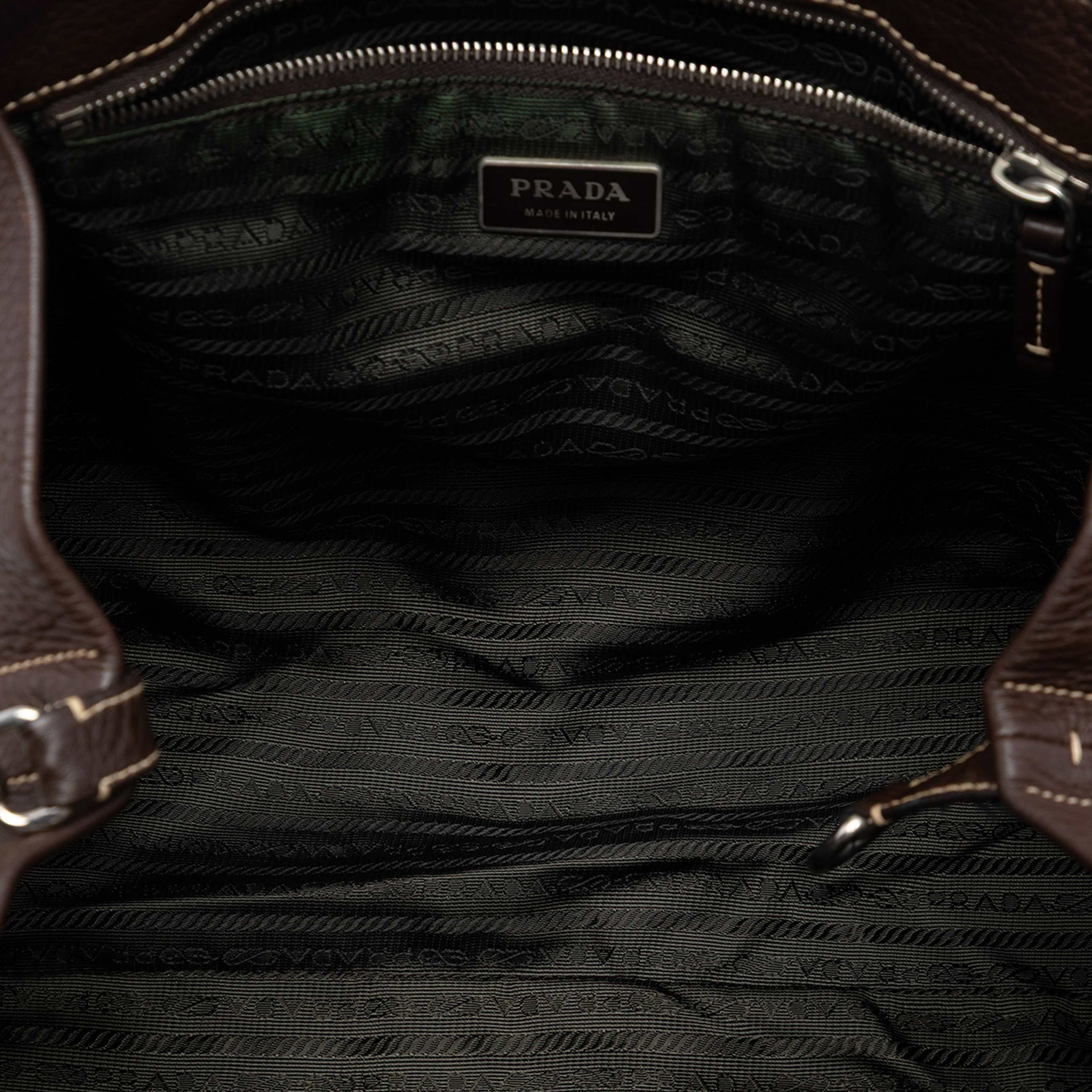 Prada Tessuto And Leather Tote, från Luxclusif, i färgen olive green. Klicka för att öppna bilden i stort format