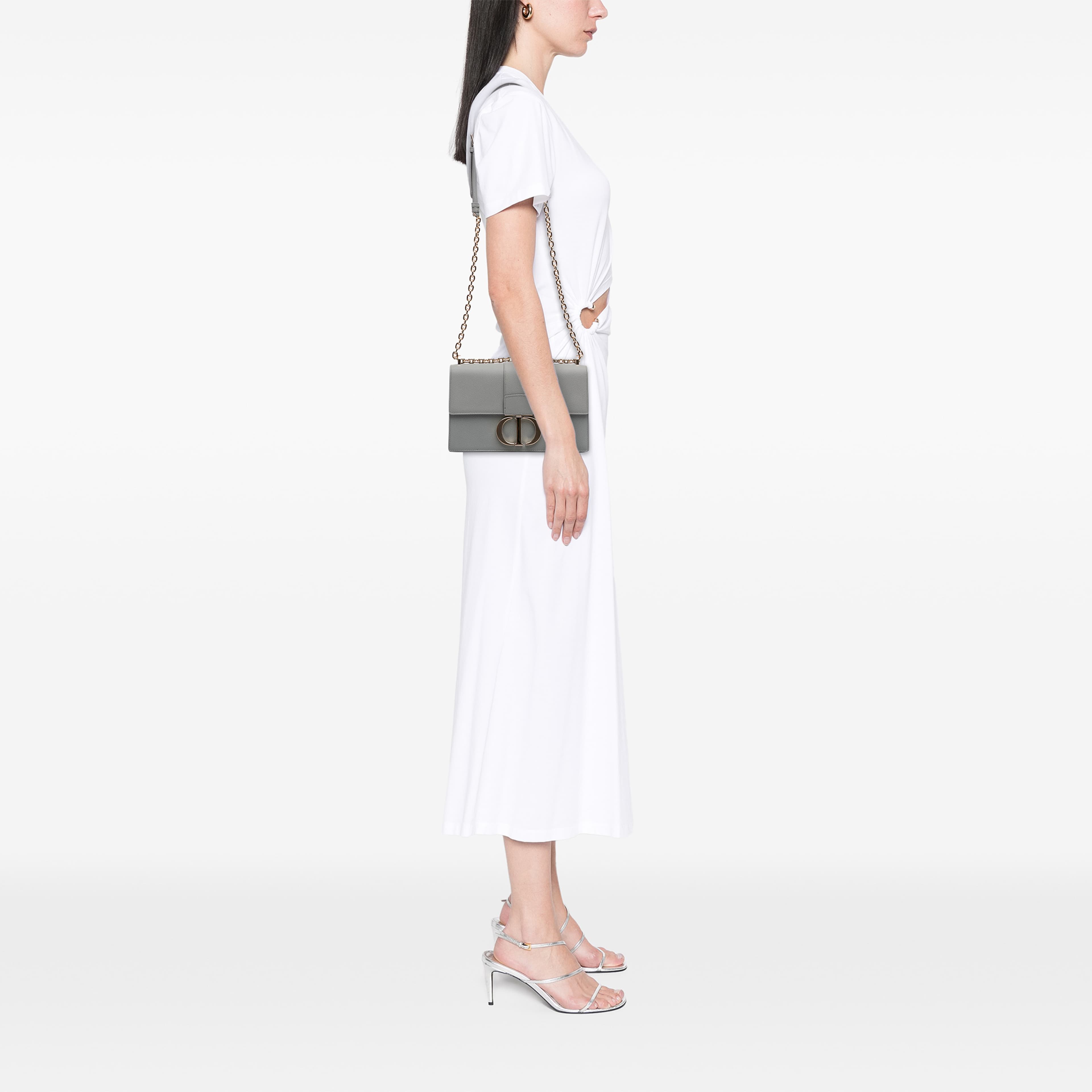 Dior Grained Calfskin 30 Montaigne Chain Flap, från Luxclusif, i färgen grå. Klicka för att öppna bilden i stort format