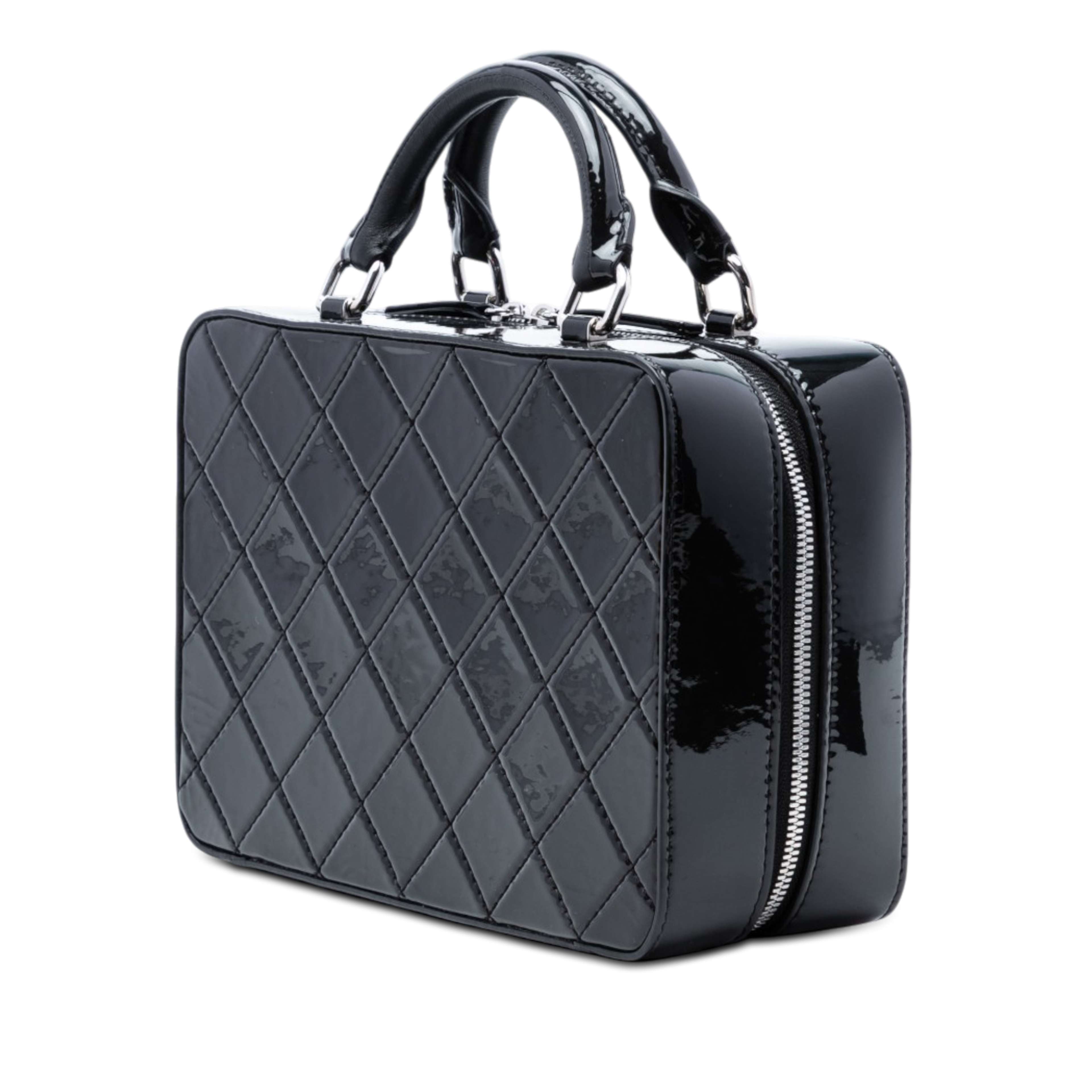Chanel Small Cc Quilted Patent Travel Kit Vanity Case, från Luxclusif, i färgen svart. Klicka för att öppna bilden i stort format