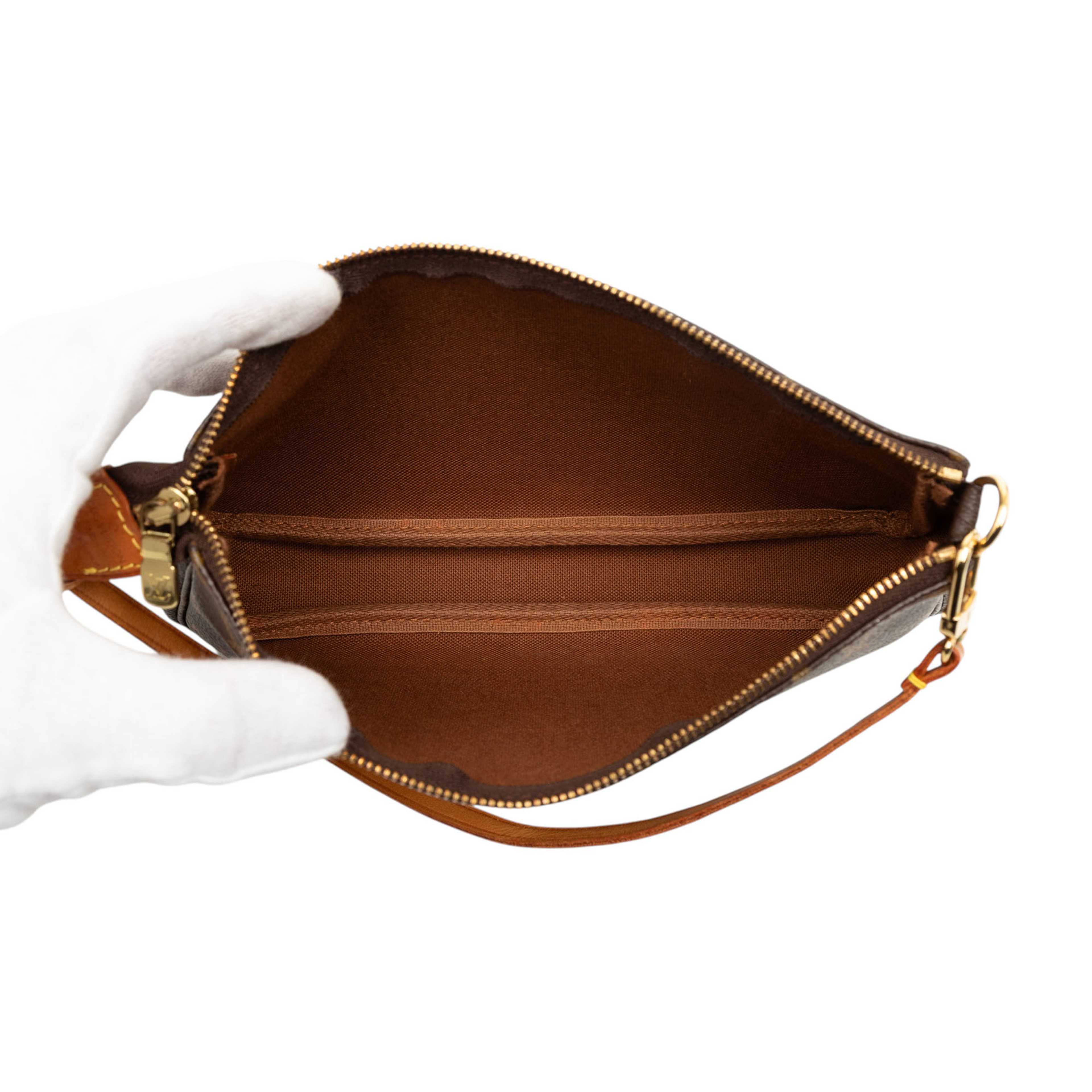 Louis Vuitton Monogram Pochette Accessoires, från Luxclusif, i färgen brown. Klicka för att öppna bilden i stort format