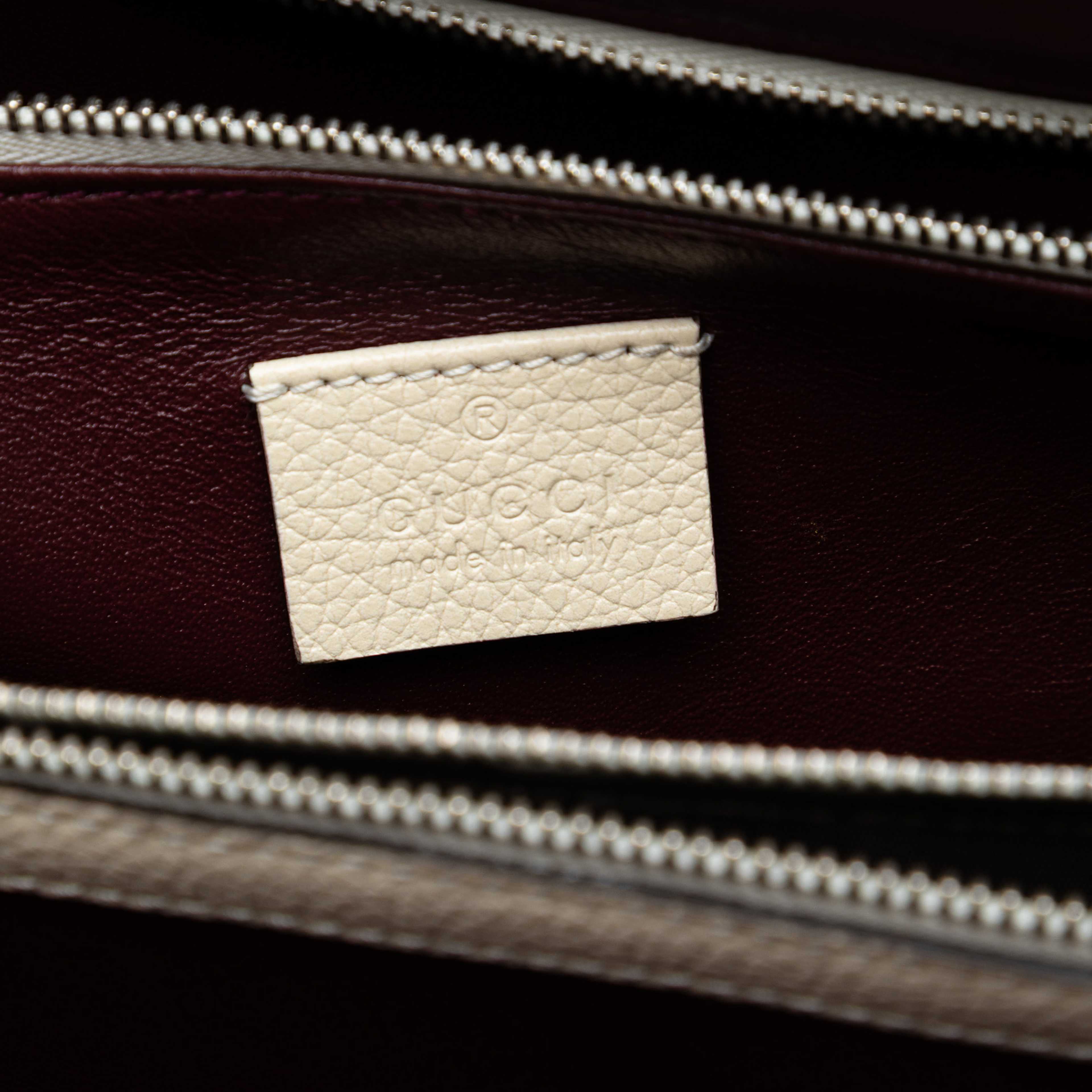 Gucci Small Grained Calfskin Zumi Top Handle Bag, från Luxclusif, i färgen ivory. Klicka för att öppna bilden i stort format