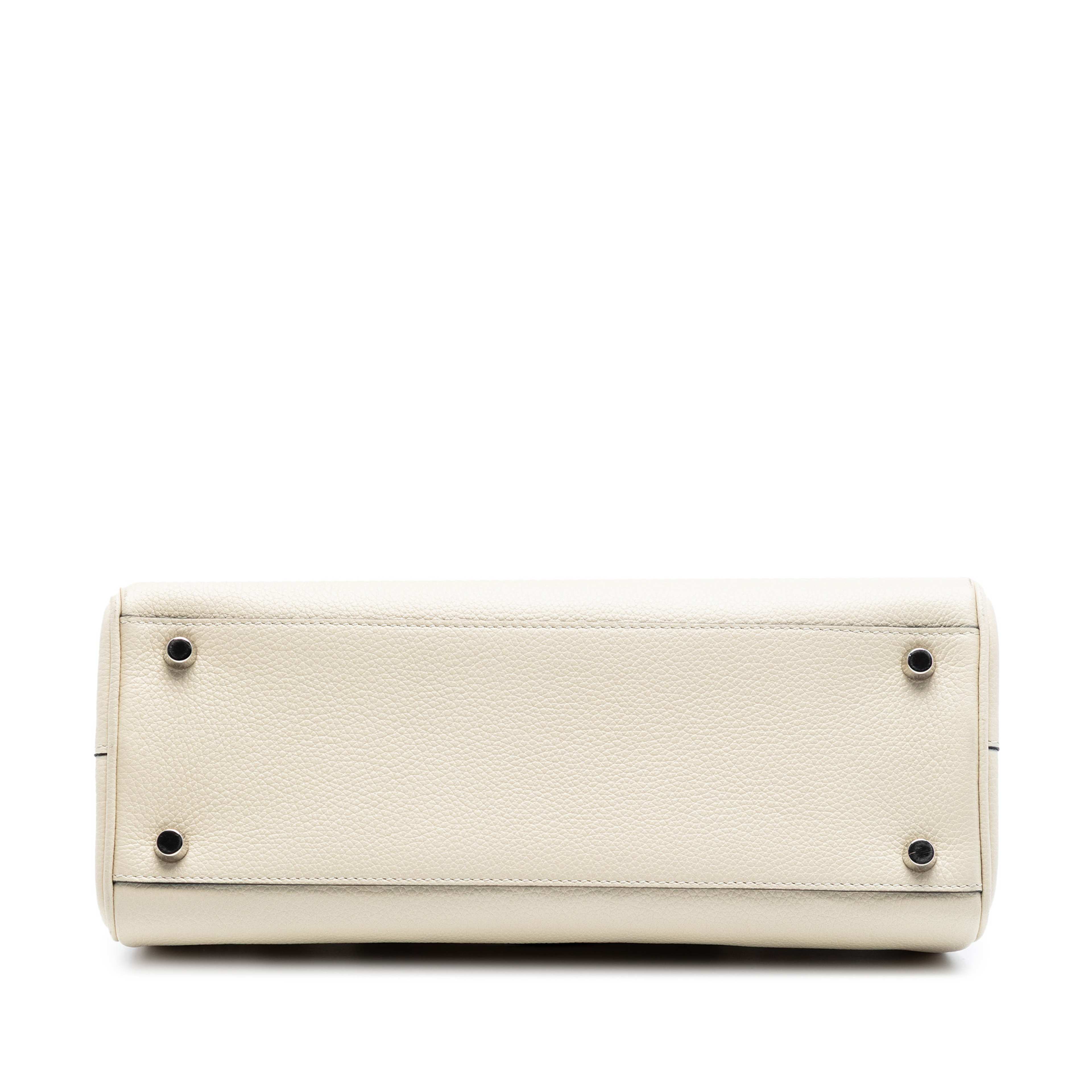 Gucci Small Grained Calfskin Zumi Top Handle Bag, från Luxclusif, i färgen vit. Klicka för att öppna bilden i stort format