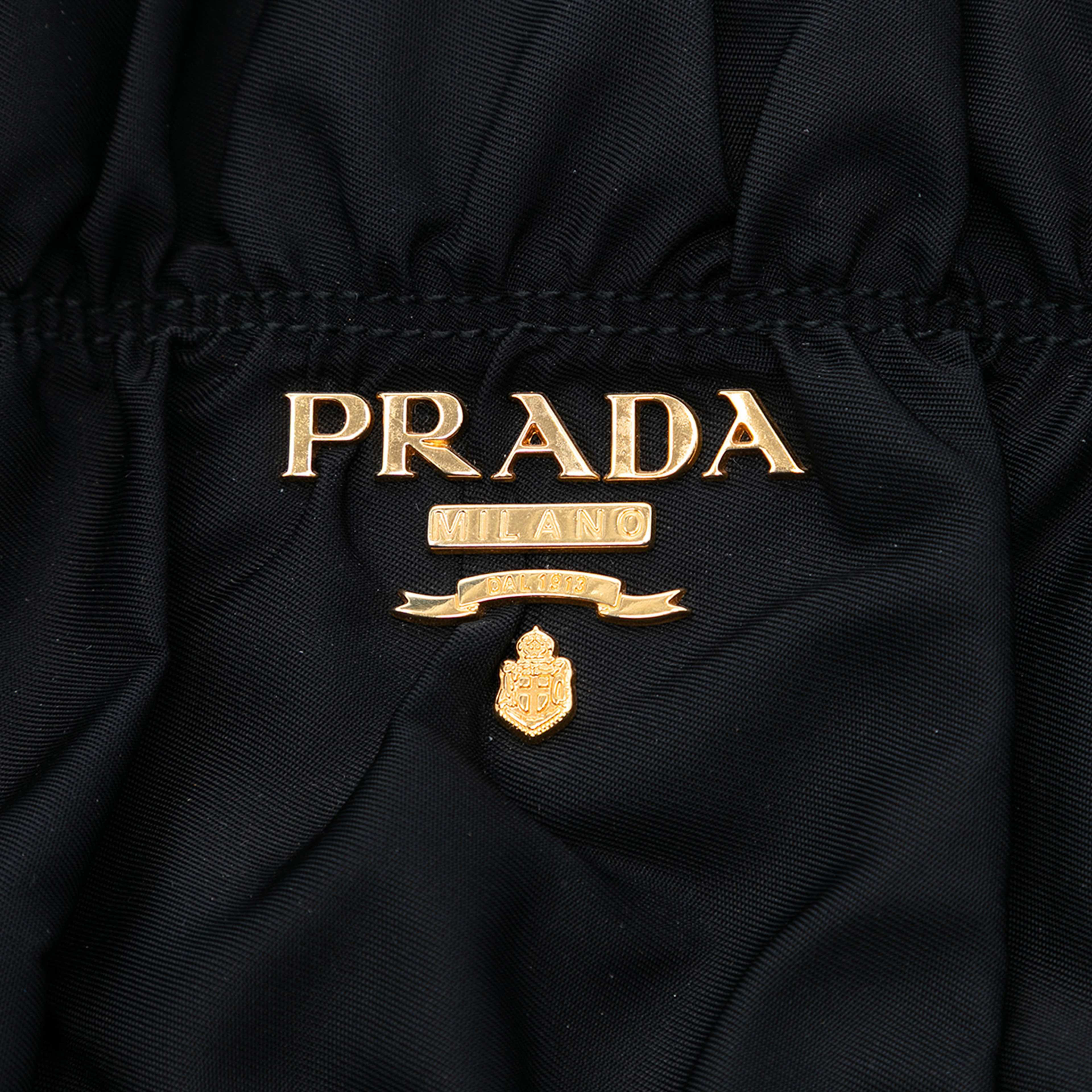 Prada Tessuto Gaufre Satchel, från Luxclusif, i färgen black. Klicka för att öppna bilden i stort format