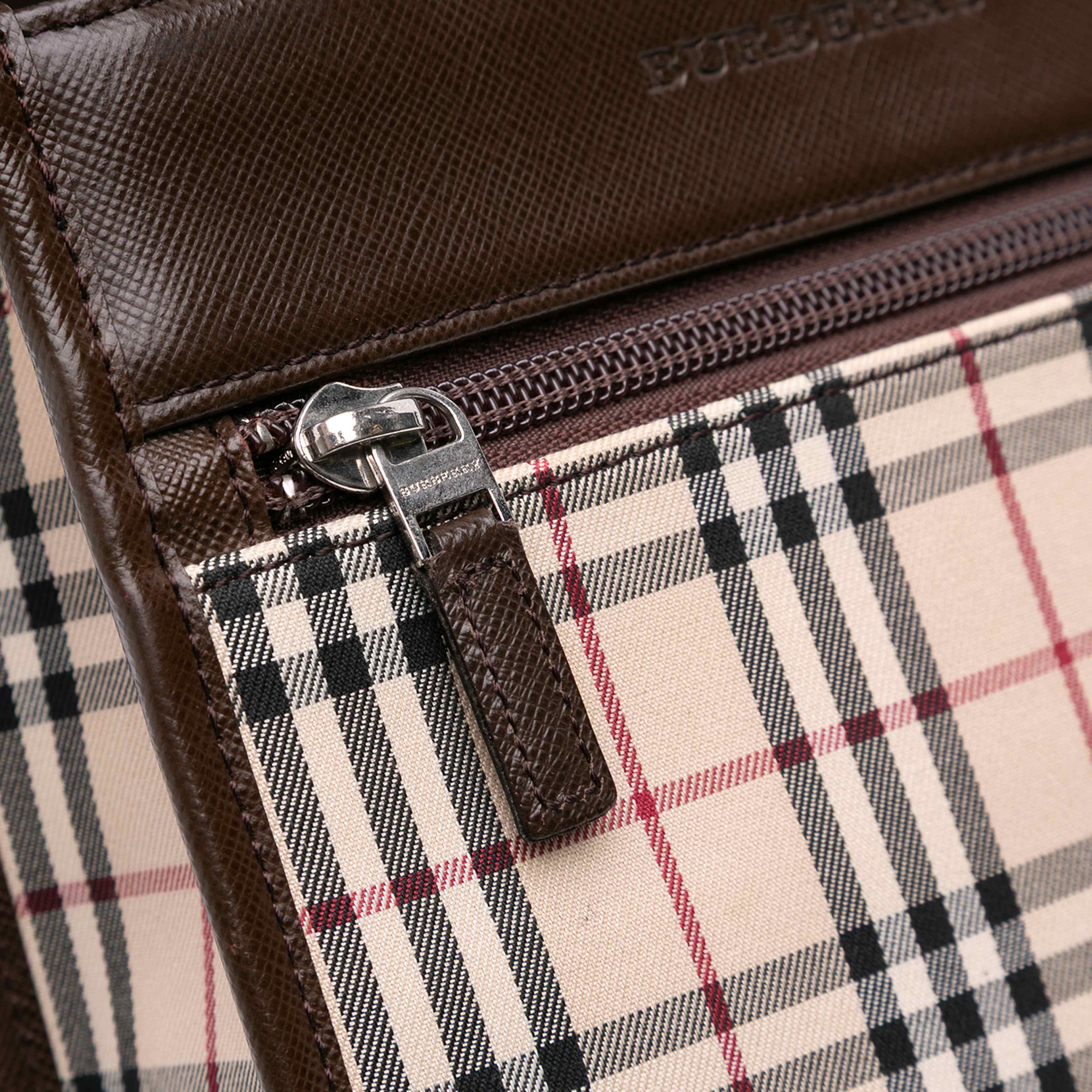 Burberry House Check Canvas Crossbody, från Luxclusif, i färgen beige. Klicka för att öppna bilden i stort format