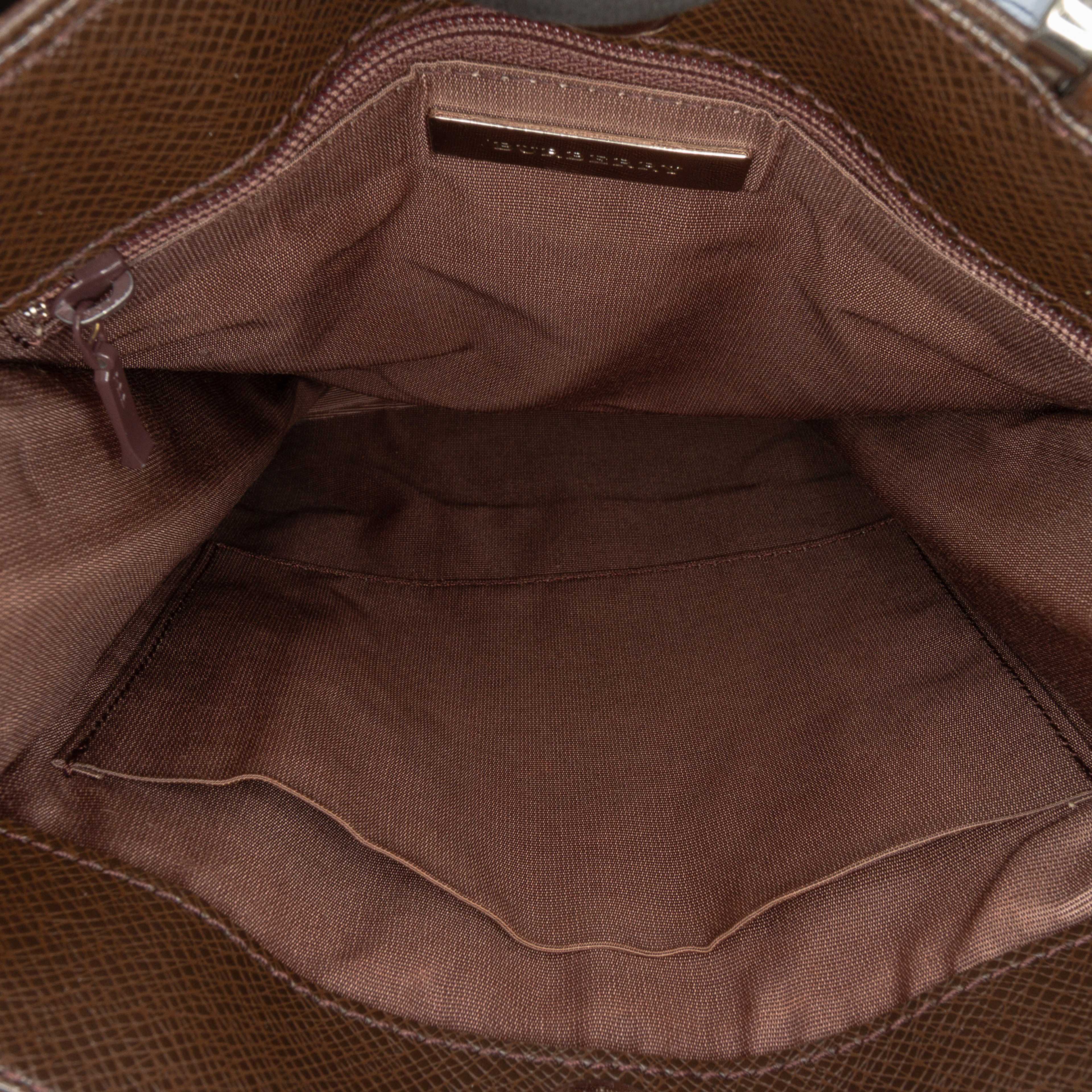 Burberry House Check Canvas Crossbody, från Luxclusif, i färgen beige. Klicka för att öppna bilden i stort format