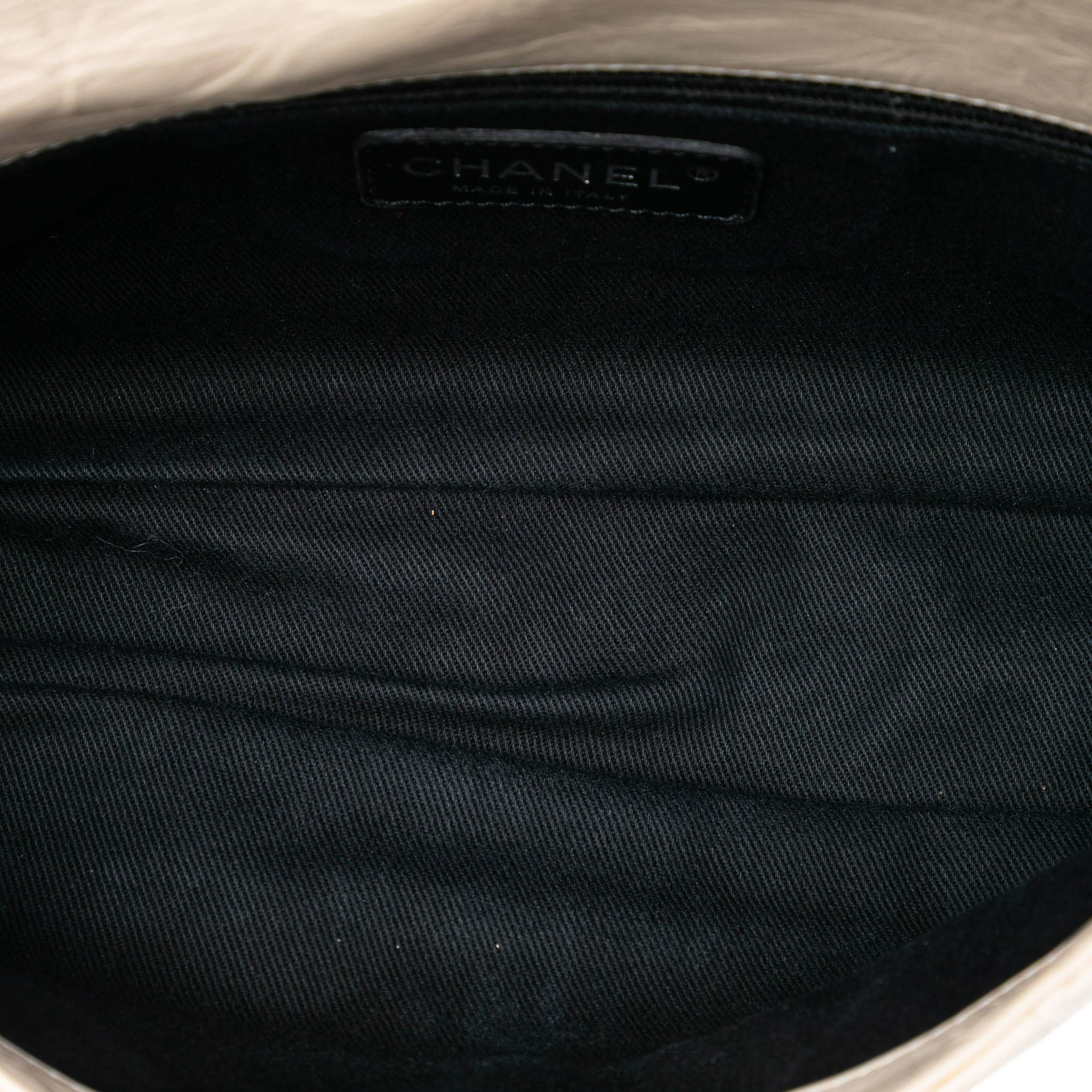 Chanel Aged Calfskin Coco Rider Flap, från Luxclusif, i färgen light beige. Klicka för att öppna bilden i stort format