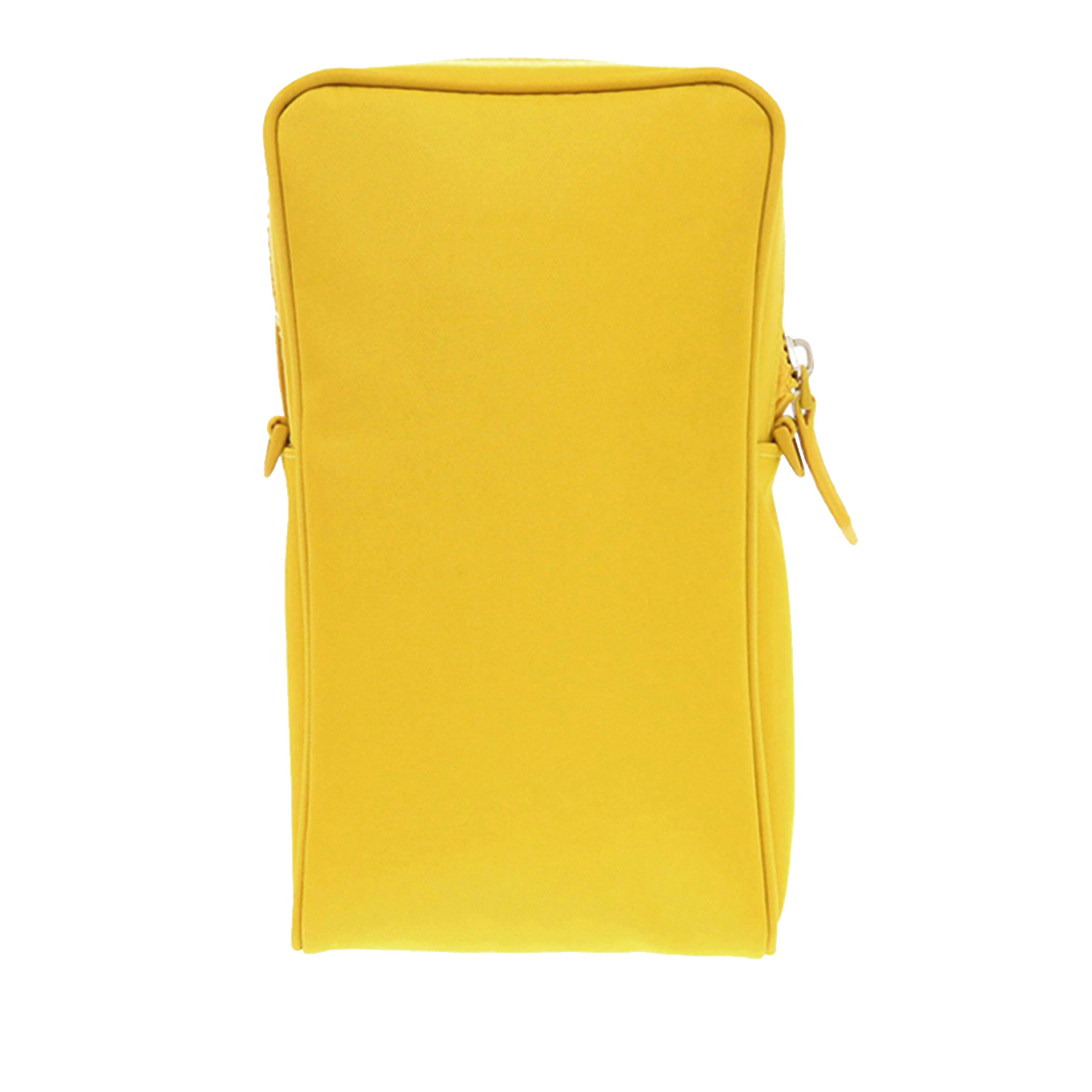 Fendi Nylon Baguette Phone Crossbody, från Luxclusif, i färgen mustard. Klicka för att öppna bilden i stort format